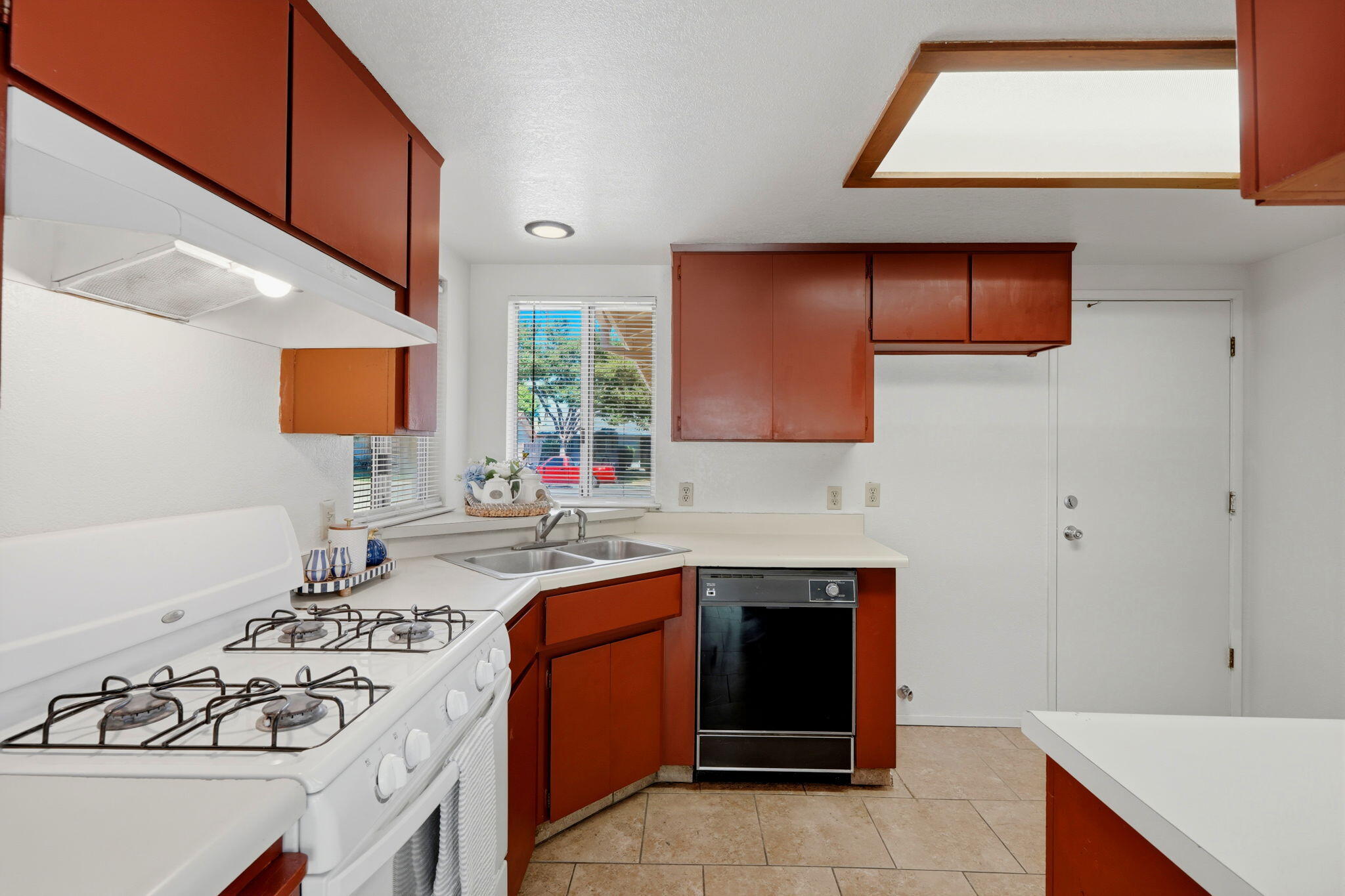 1061 Greenfield Dr, Porterville, CA 93257