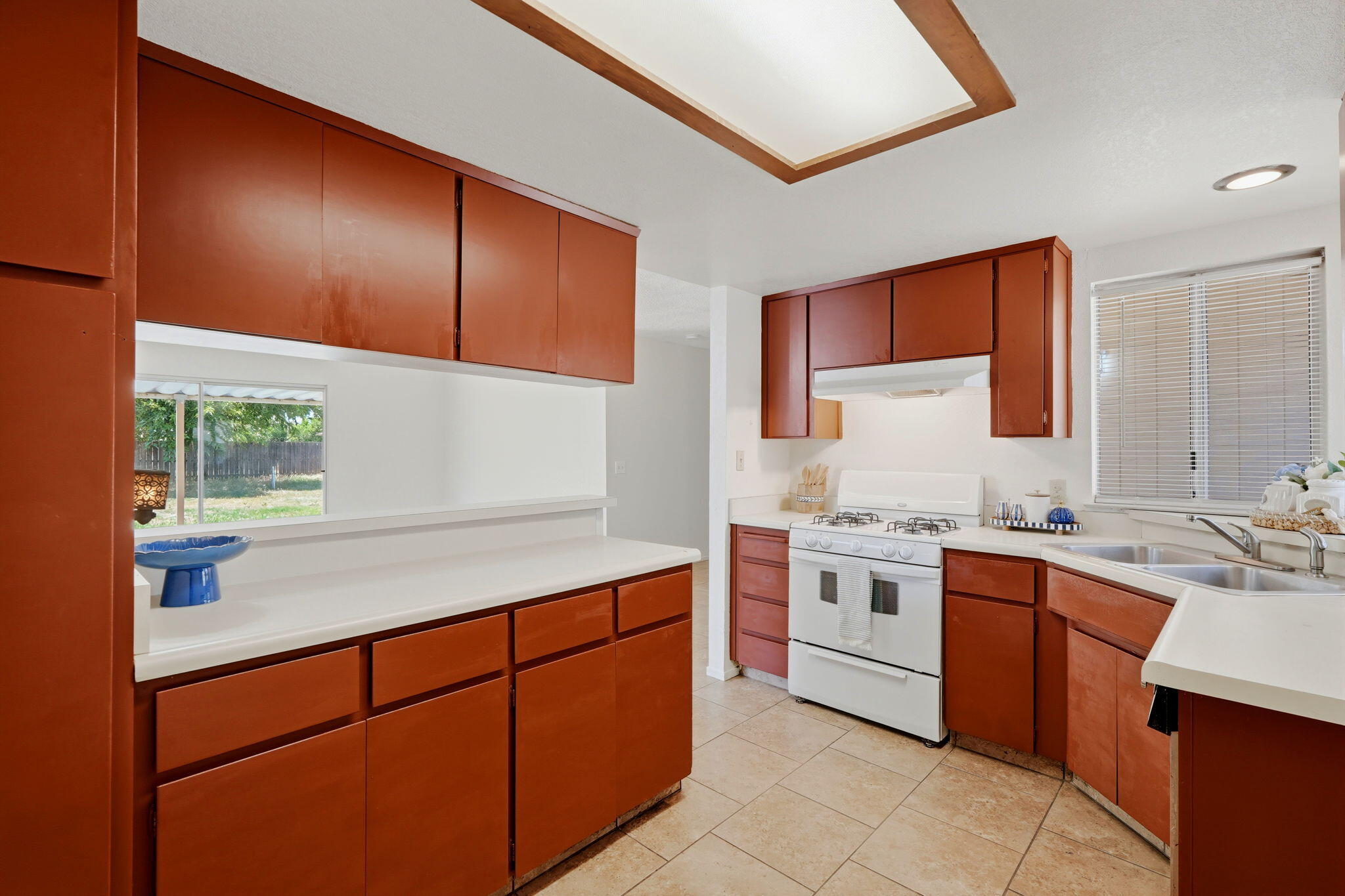 1061 Greenfield Dr, Porterville, CA 93257