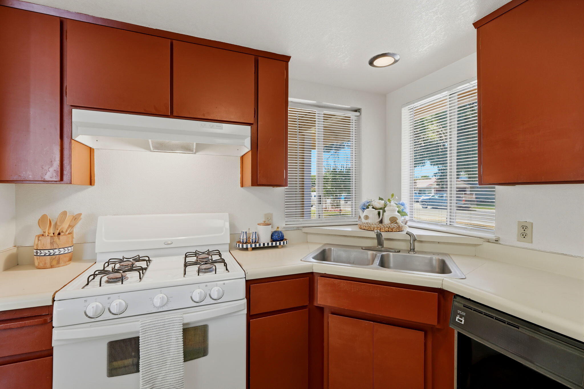 1061 Greenfield Dr, Porterville, CA 93257
