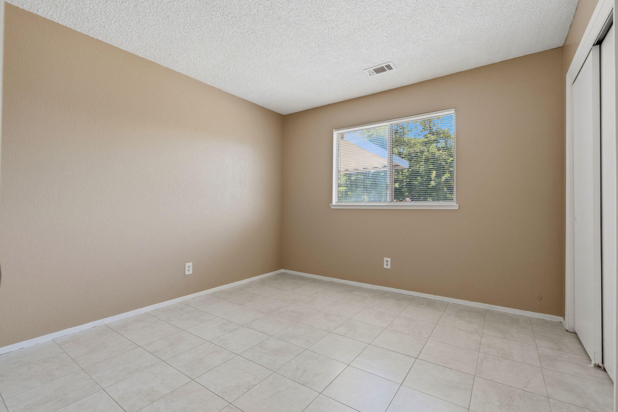 1061 Greenfield Dr, Porterville, CA 93257