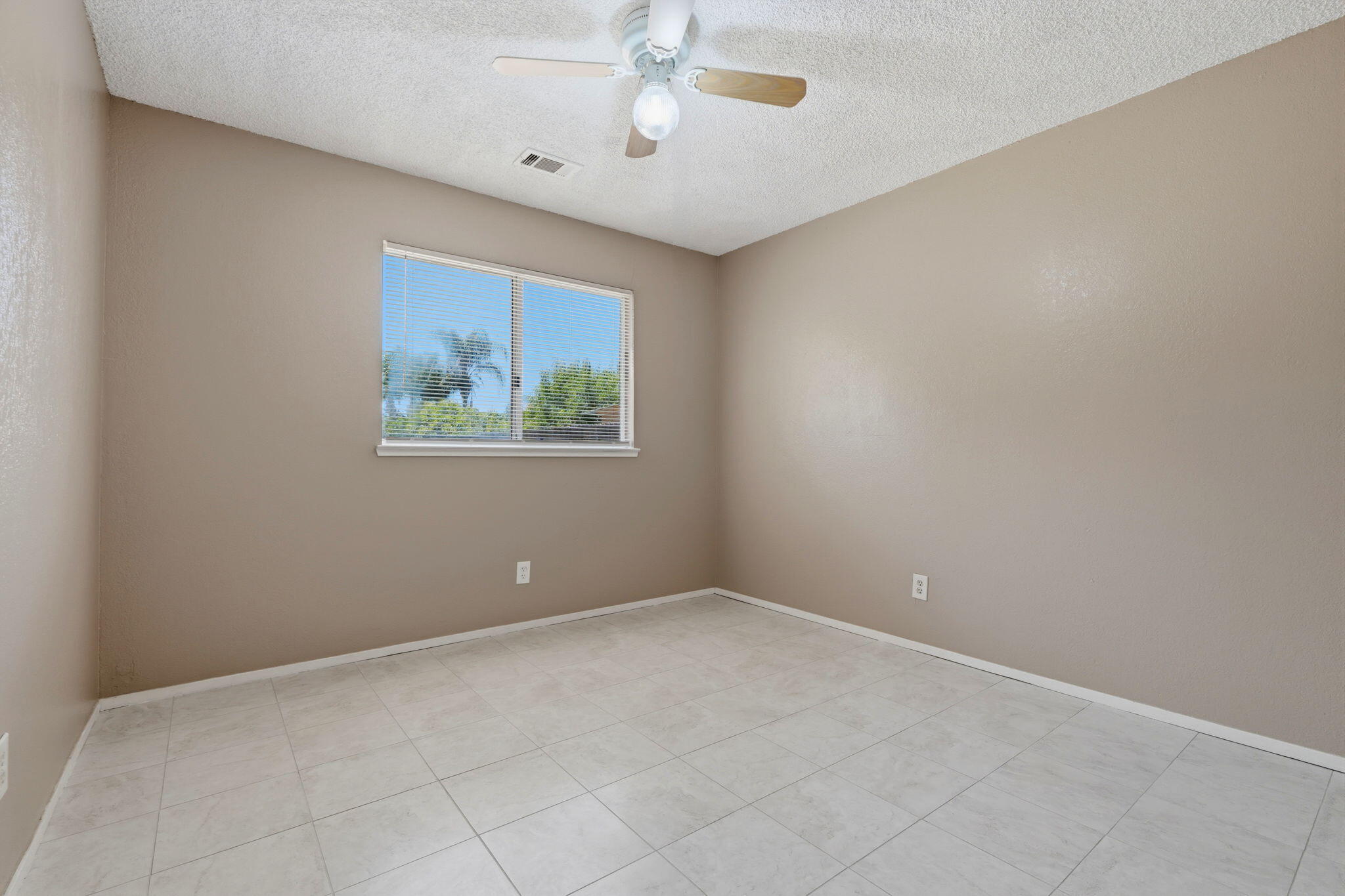 1061 Greenfield Dr, Porterville, CA 93257