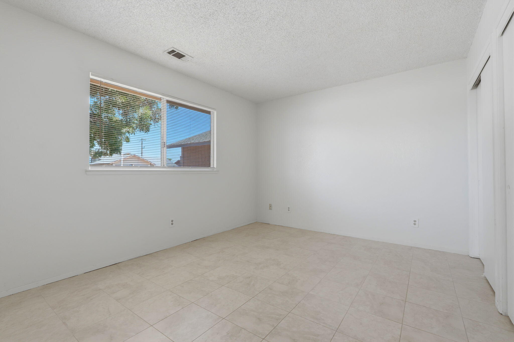 1061 Greenfield Dr, Porterville, CA 93257