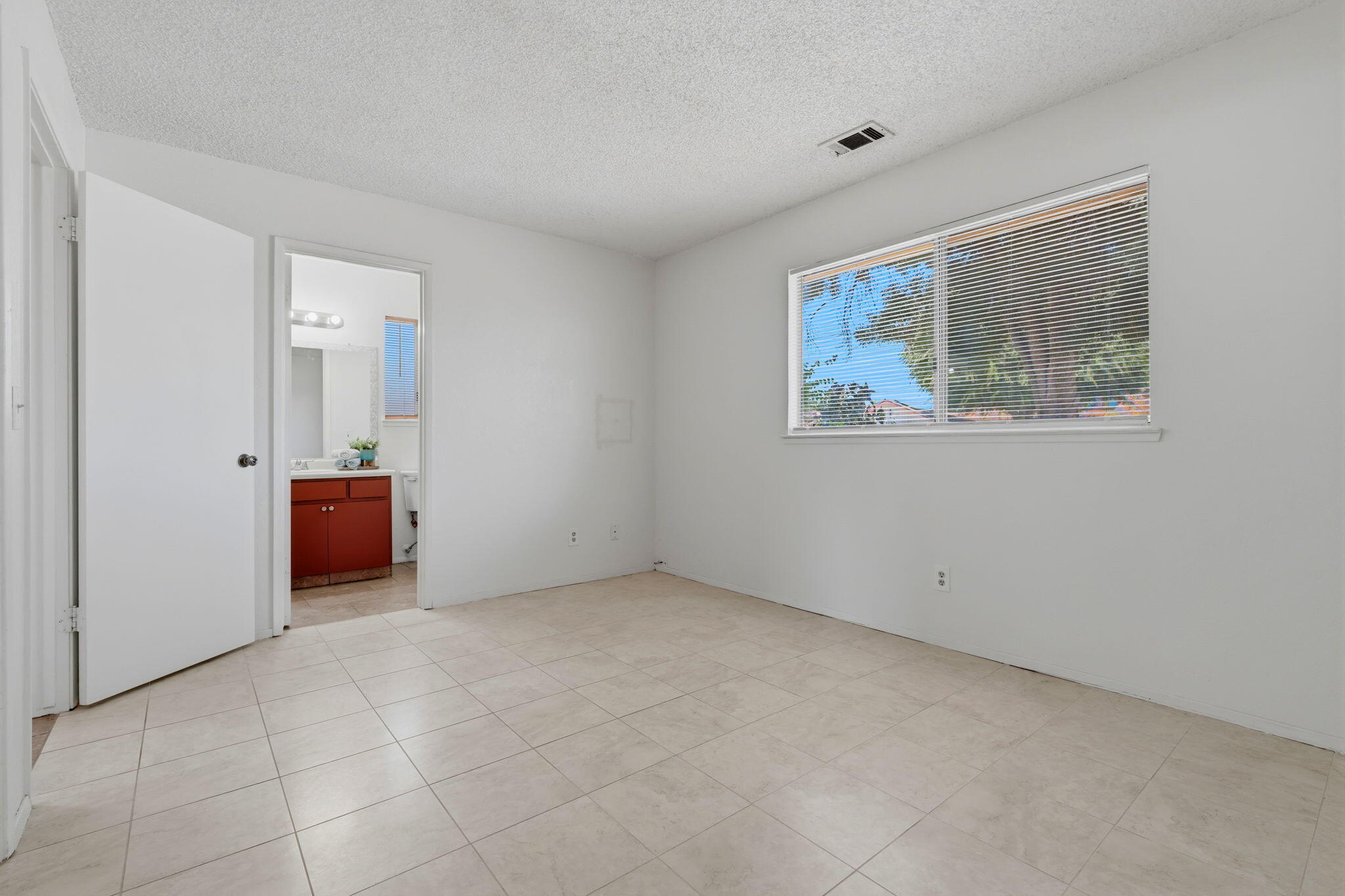 1061 Greenfield Dr, Porterville, CA 93257