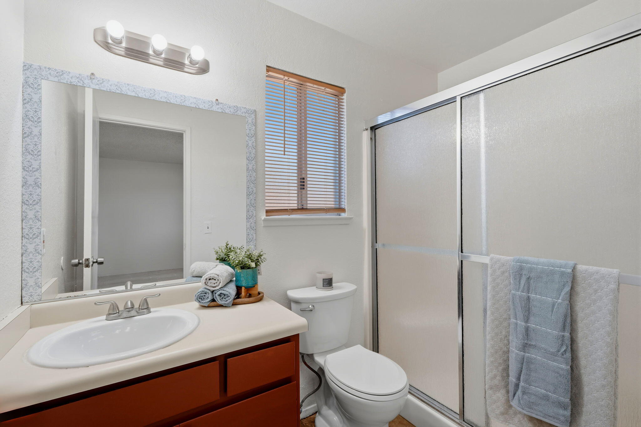 1061 Greenfield Dr, Porterville, CA 93257