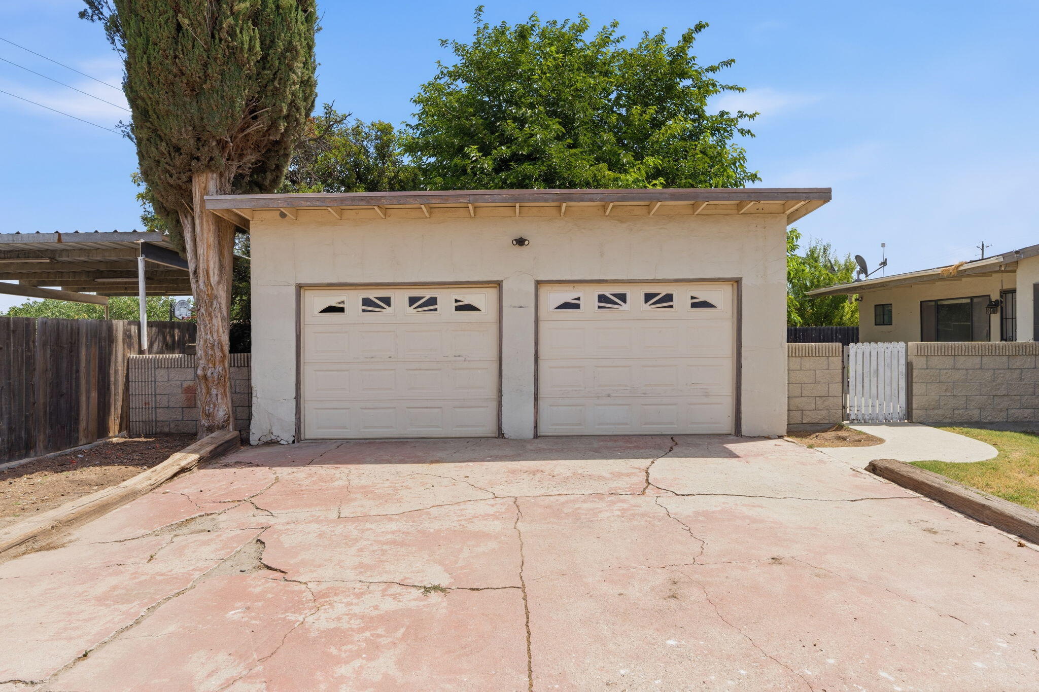 2860 Waukena Dr, Tulare, CA 93274