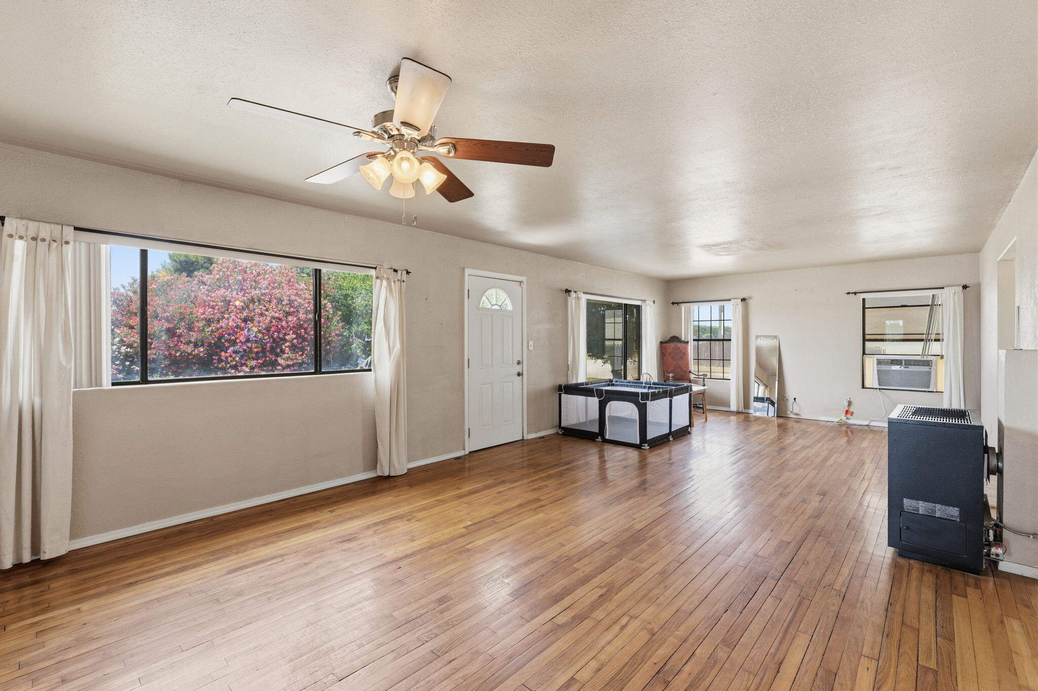 2860 Waukena Dr, Tulare, CA 93274