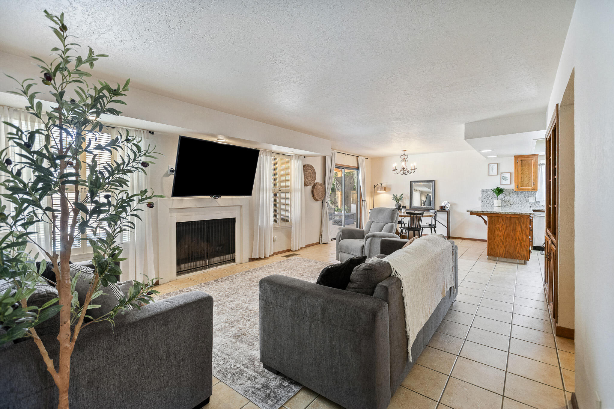 2934 W Cherry Ct, Visalia, CA 93277