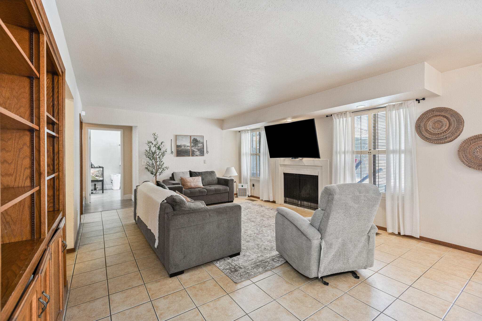 2934 W Cherry Ct, Visalia, CA 93277