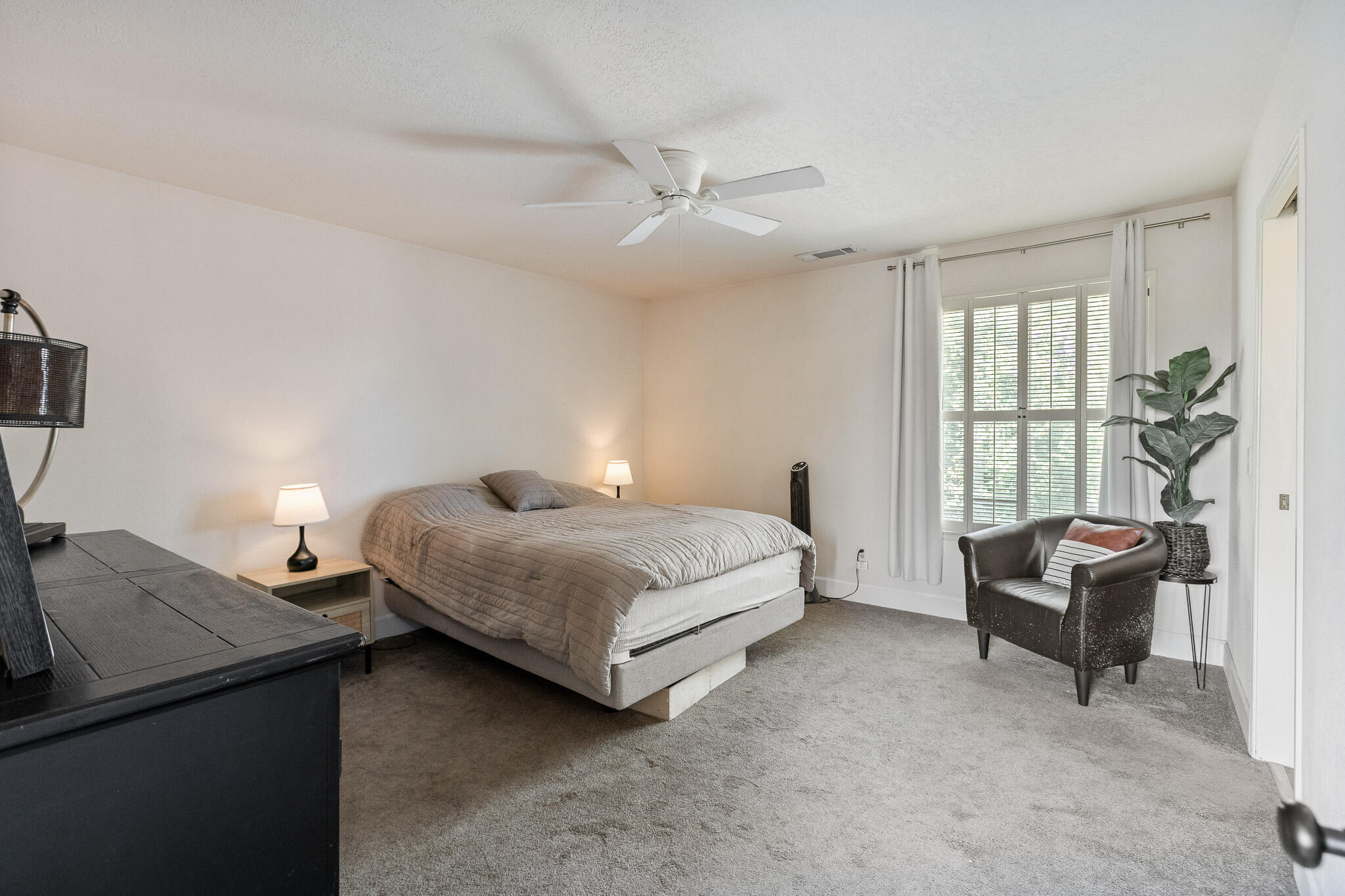 2934 W Cherry Ct, Visalia, CA 93277