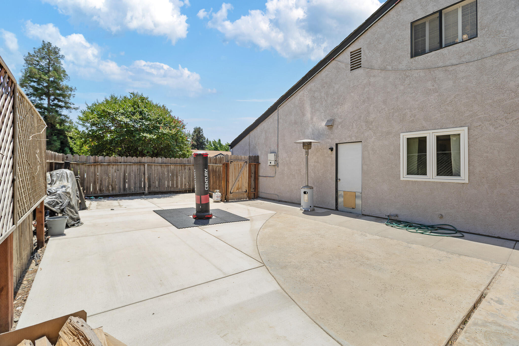 2934 W Cherry Ct, Visalia, CA 93277