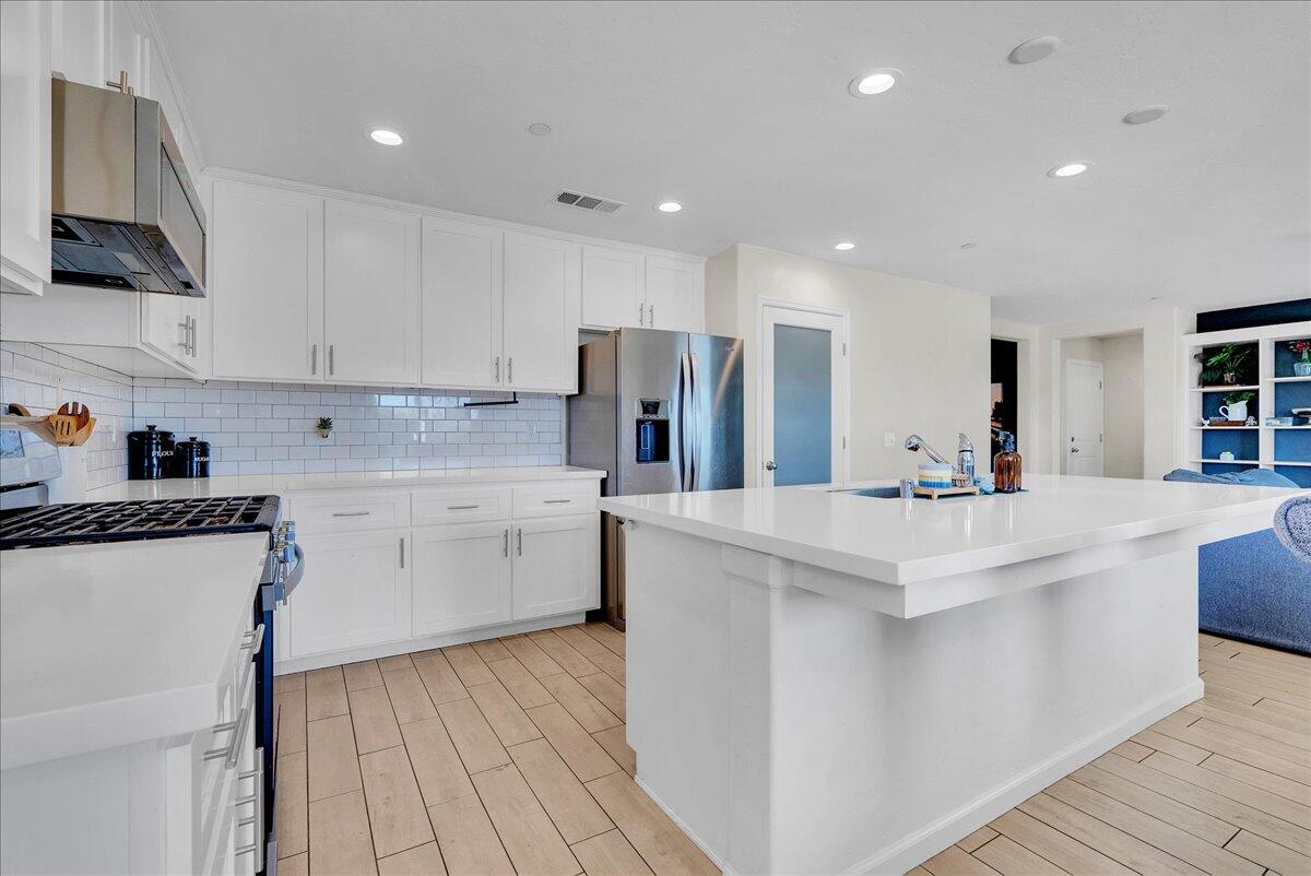 2439 Madeline Dr, Hanford, CA 93230