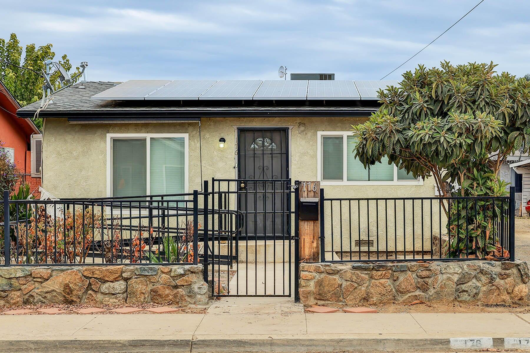 176 N Manzanillo St, Woodlake, CA 93286