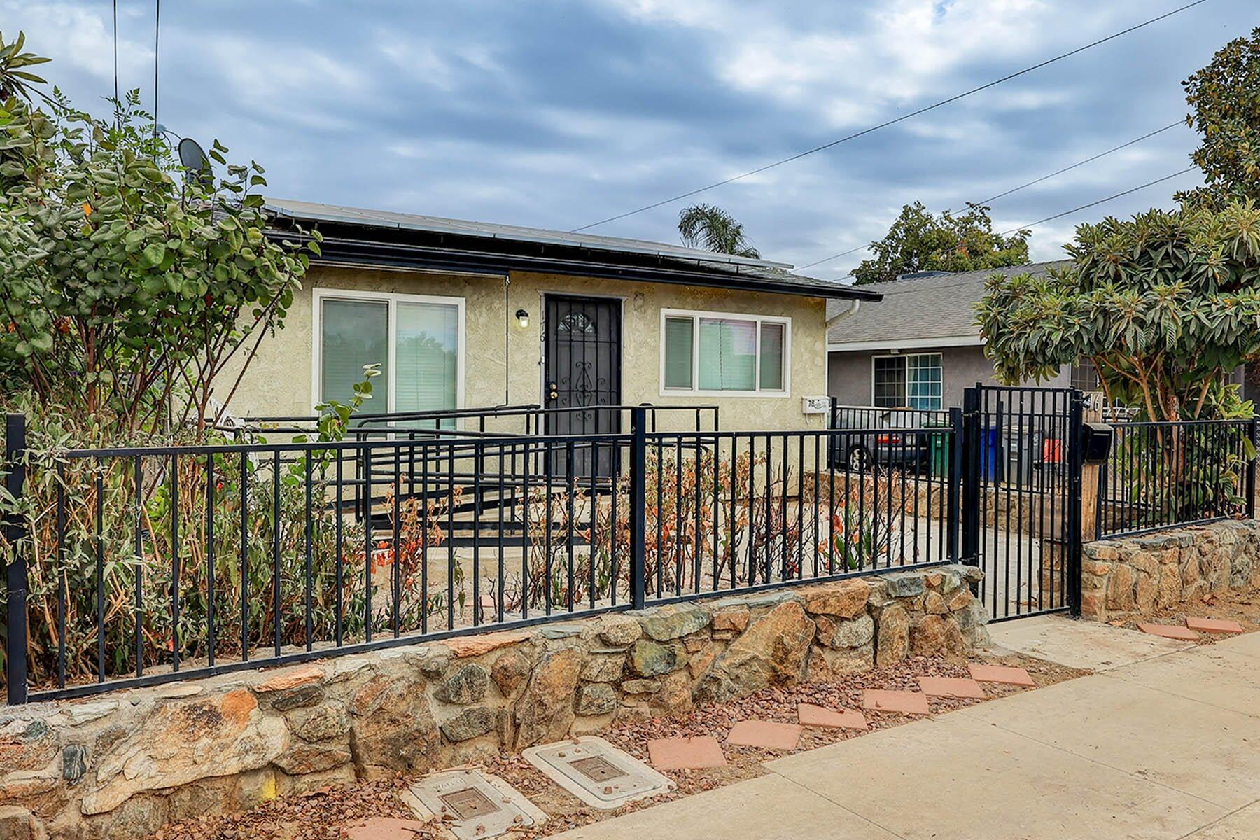 176 N Manzanillo St, Woodlake, CA 93286