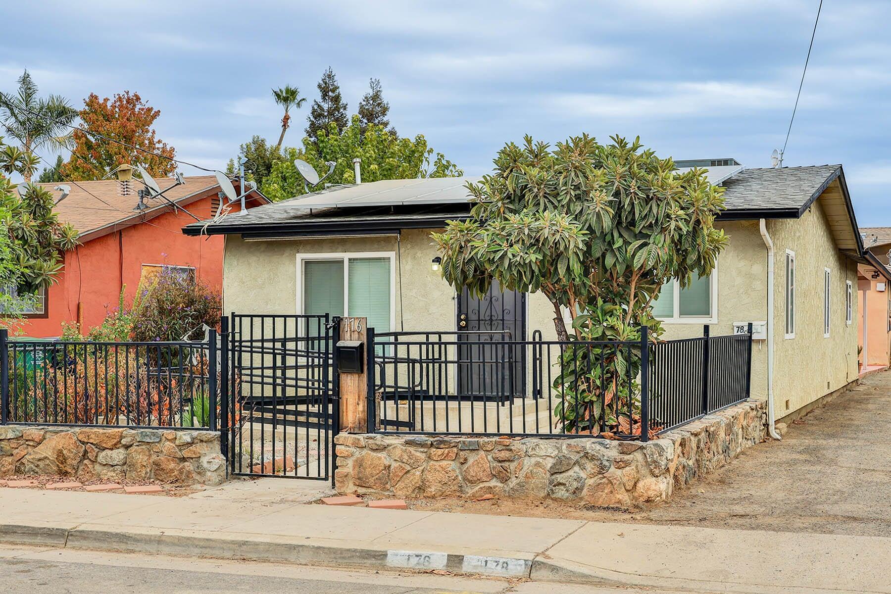 176 N Manzanillo St, Woodlake, CA 93286
