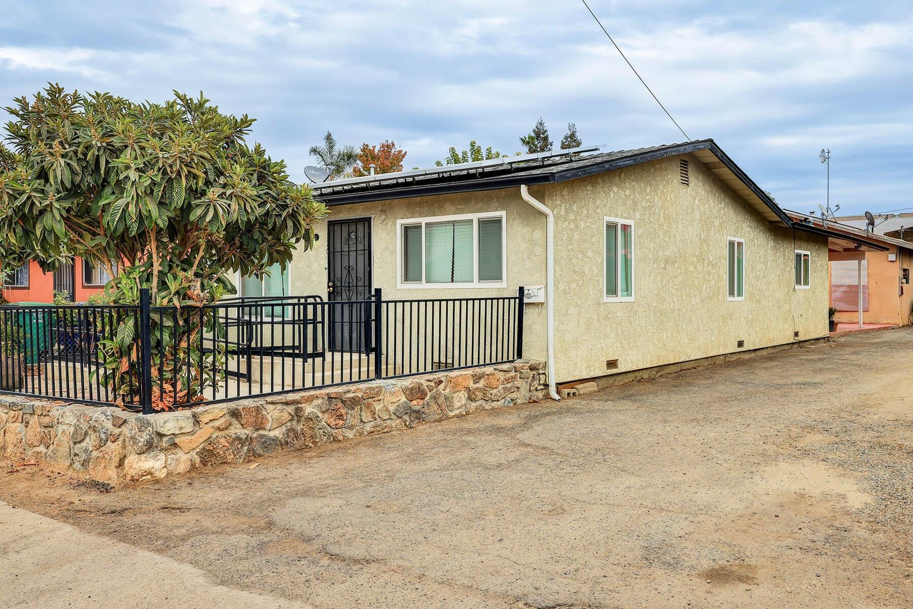176 N Manzanillo St, Woodlake, CA 93286