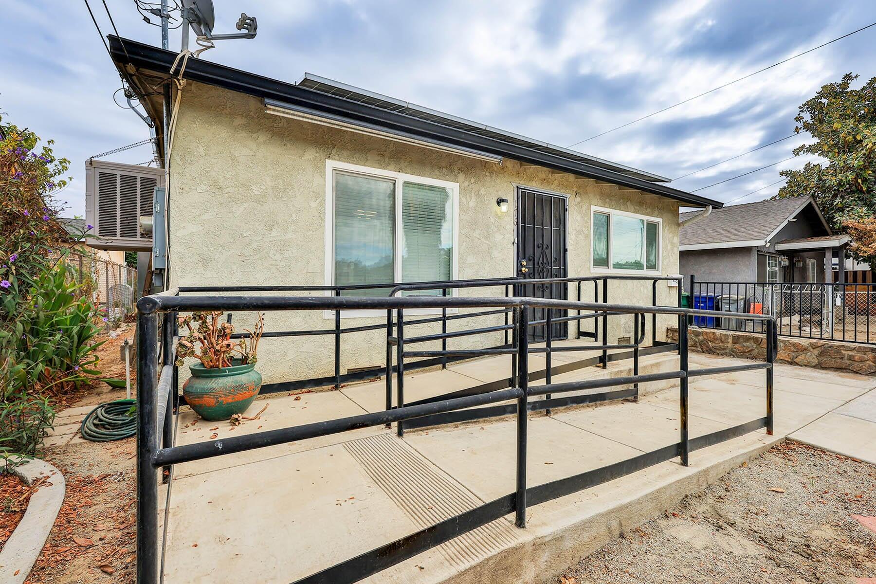 176 N Manzanillo St, Woodlake, CA 93286
