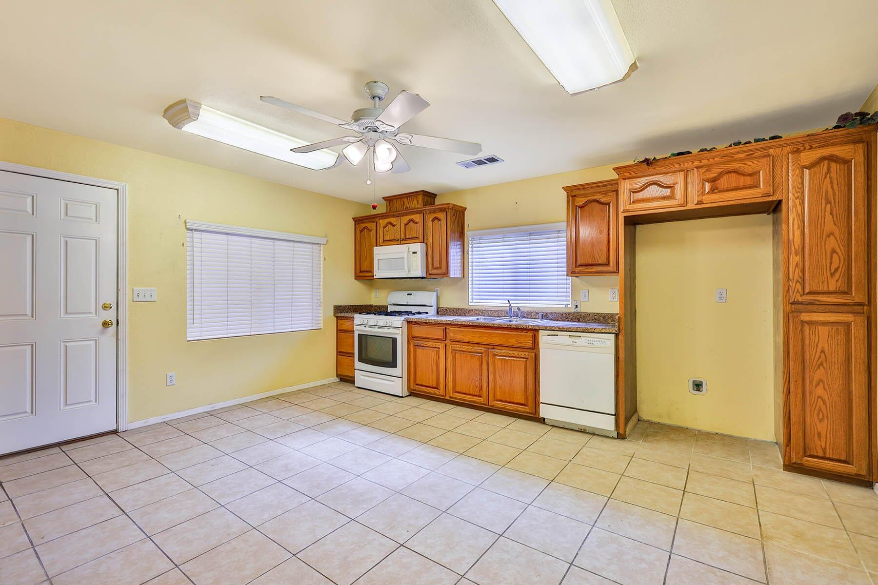 176 N Manzanillo St, Woodlake, CA 93286