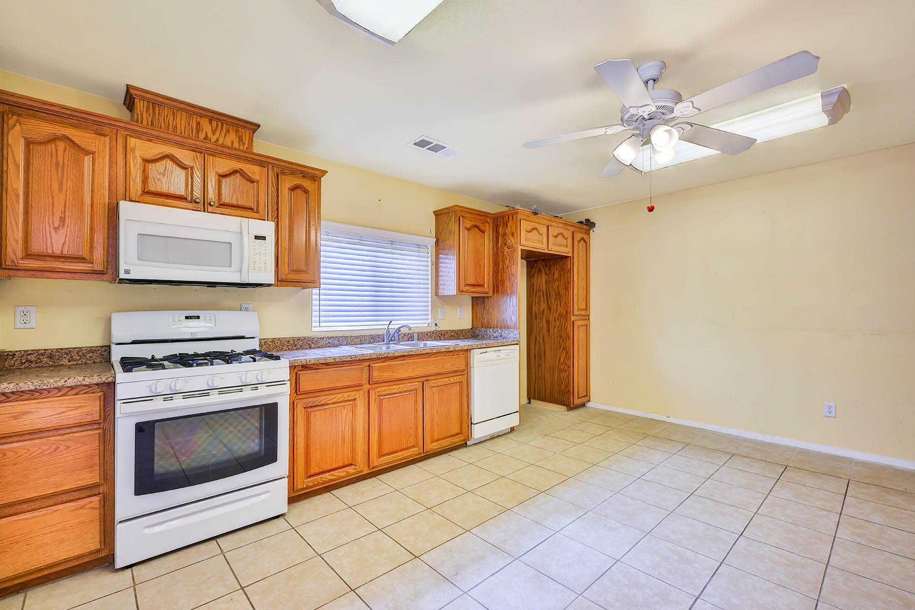 176 N Manzanillo St, Woodlake, CA 93286
