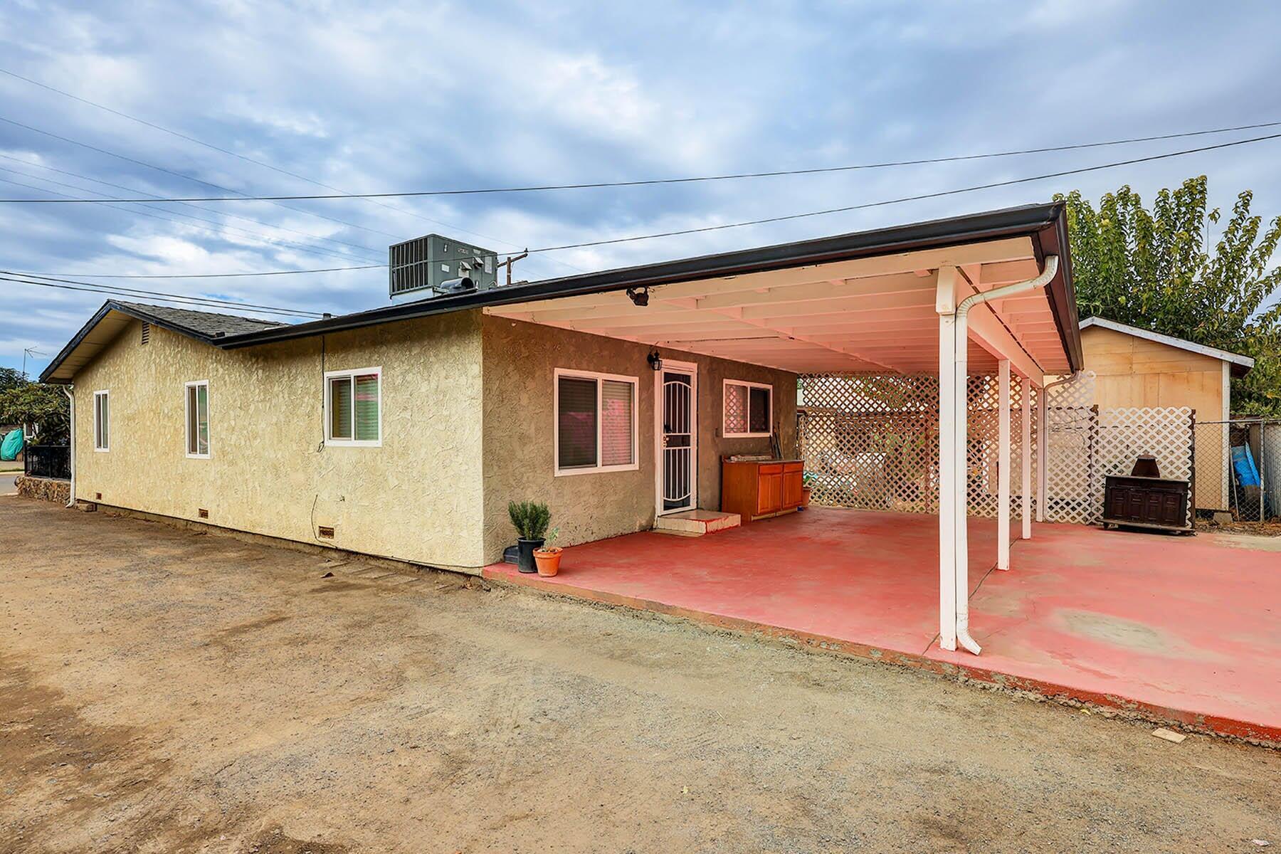 176 N Manzanillo St, Woodlake, CA 93286