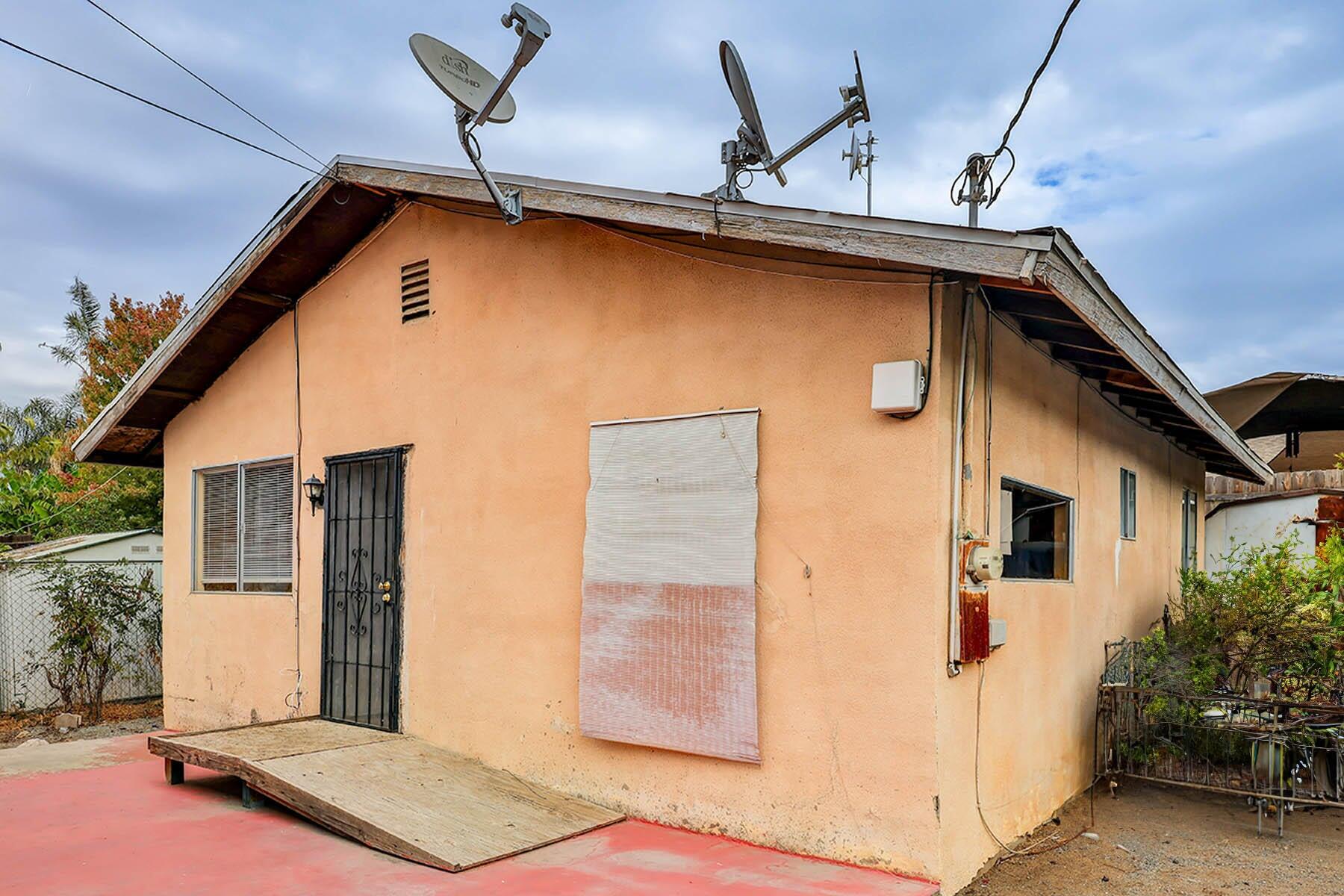 176 N Manzanillo St, Woodlake, CA 93286