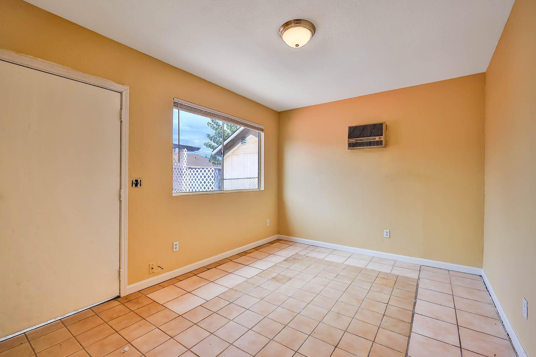 176 N Manzanillo St, Woodlake, CA 93286