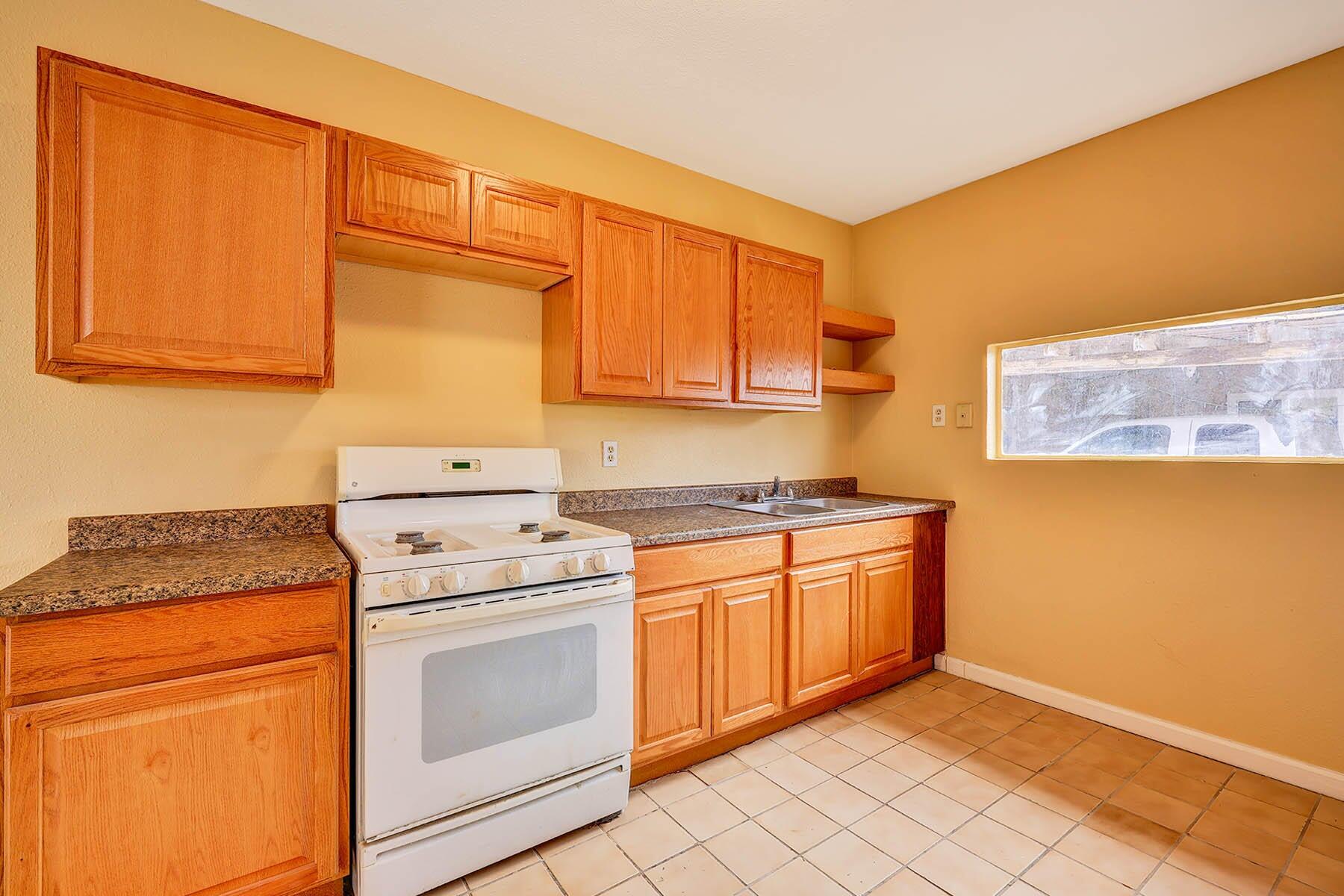 176 N Manzanillo St, Woodlake, CA 93286