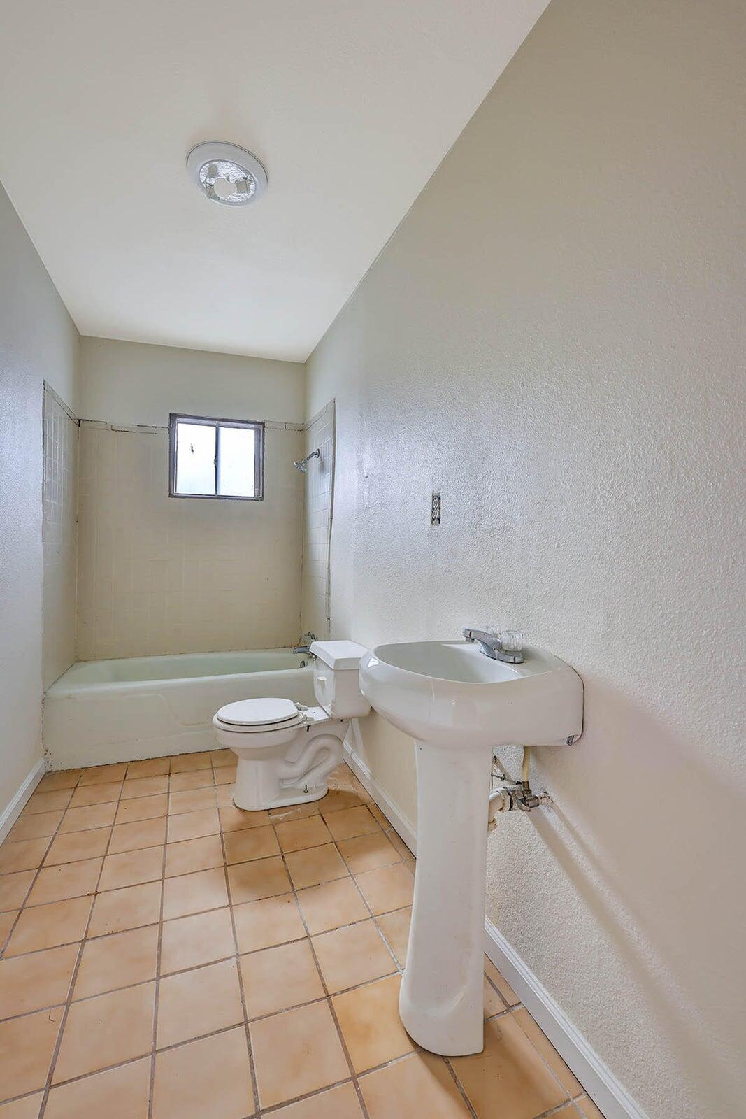 176 N Manzanillo St, Woodlake, CA 93286