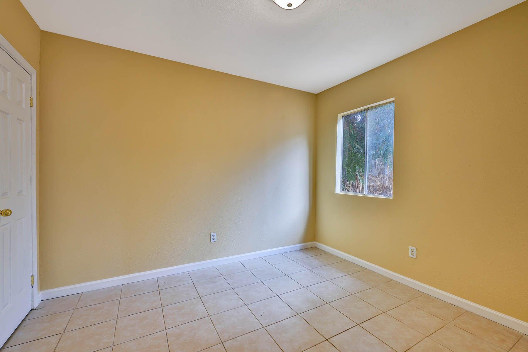 176 N Manzanillo St, Woodlake, CA 93286