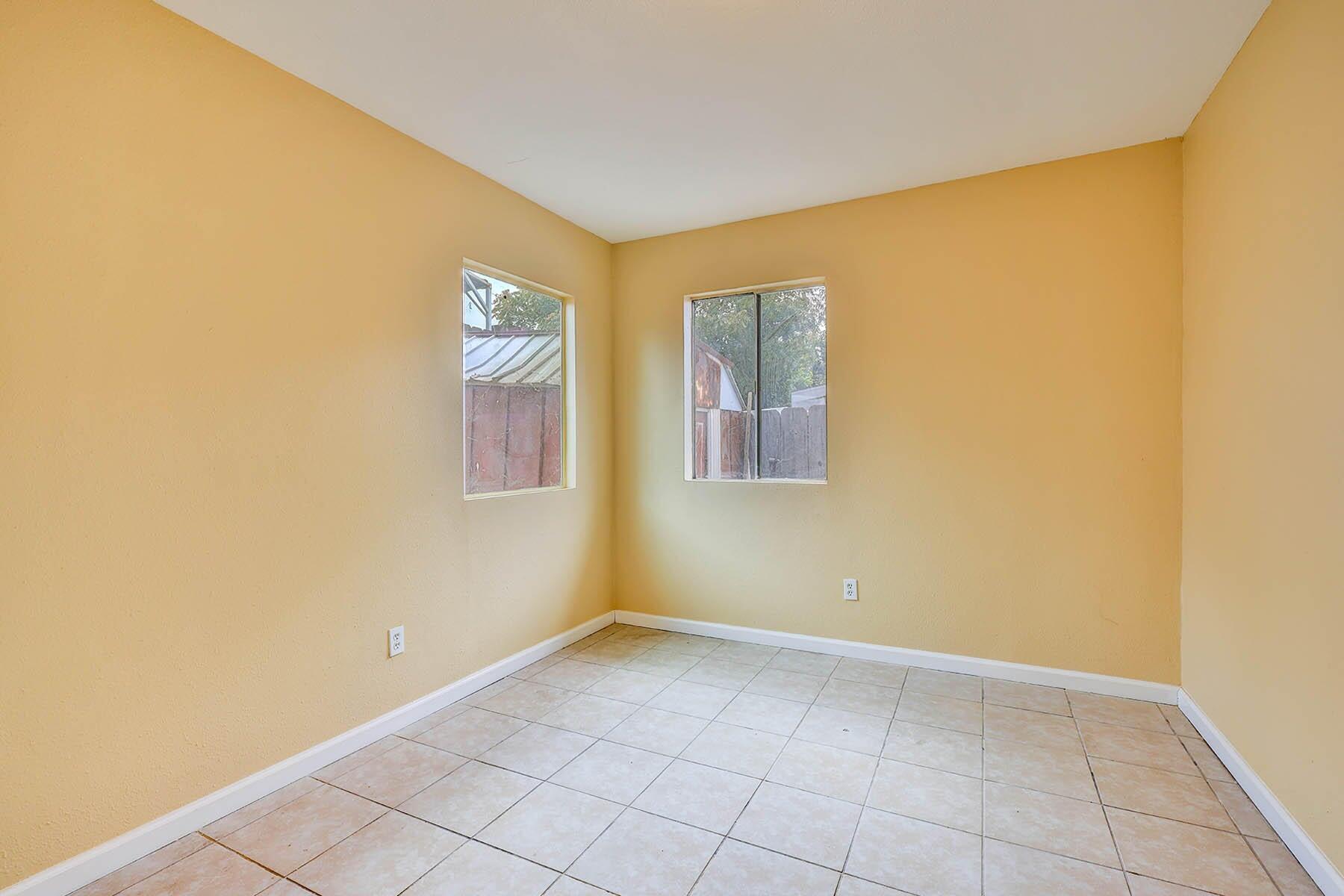176 N Manzanillo St, Woodlake, CA 93286