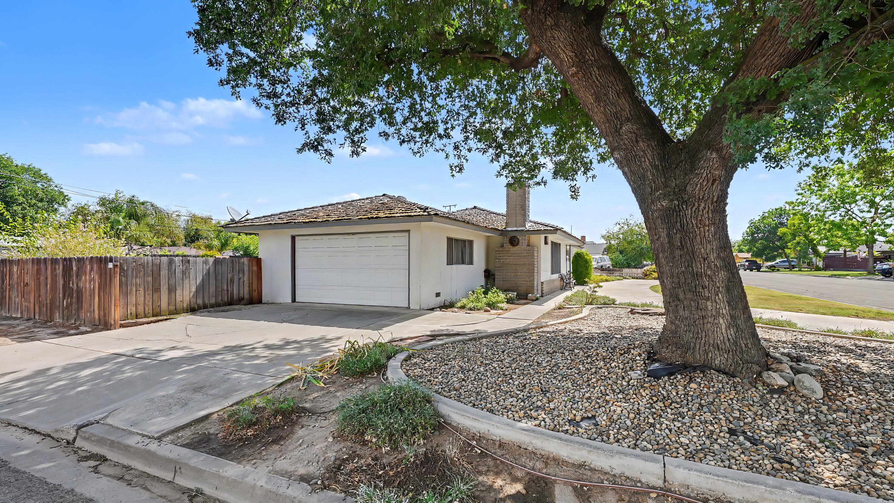 790 Laurence Ln, Hanford, CA 93230