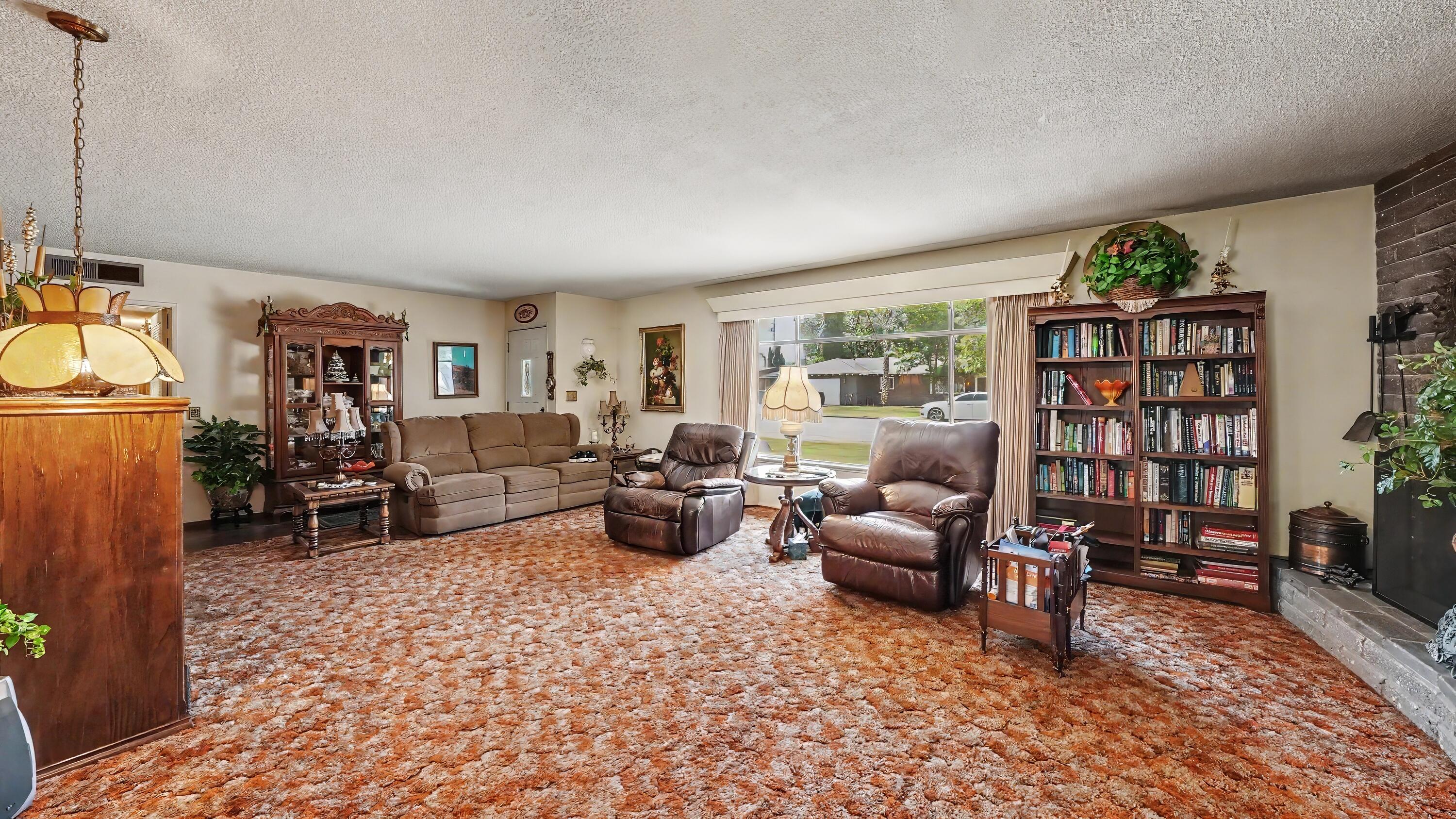 790 Laurence Ln, Hanford, CA 93230