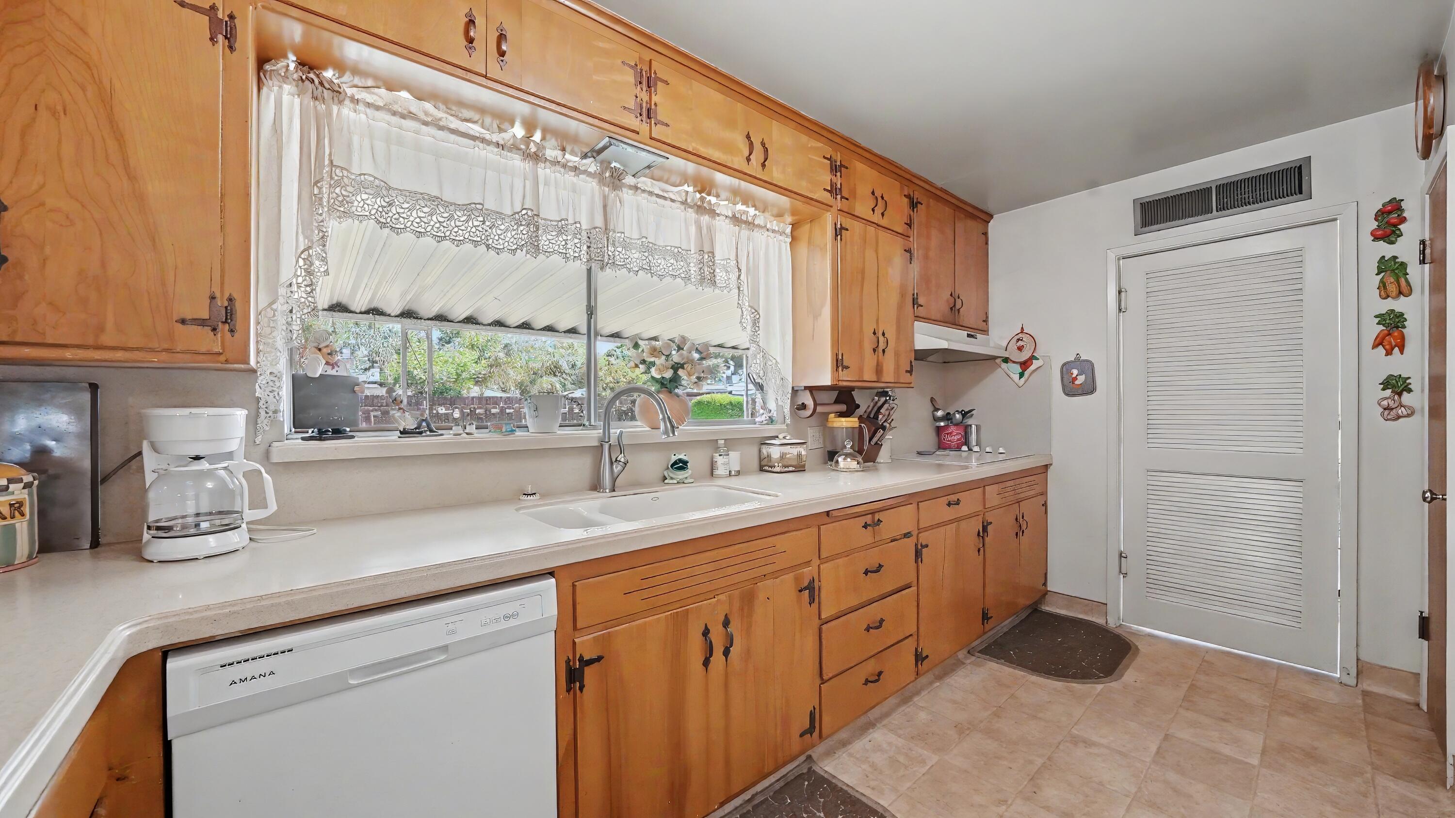 790 Laurence Ln, Hanford, CA 93230