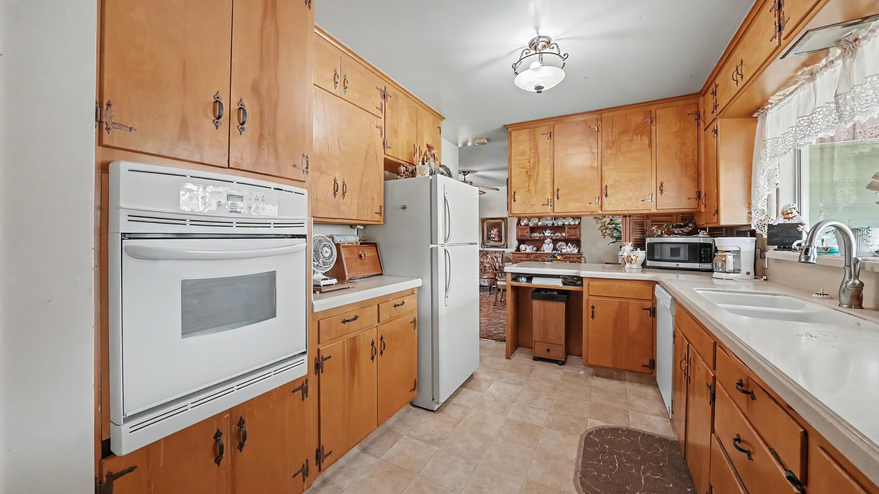 790 Laurence Ln, Hanford, CA 93230