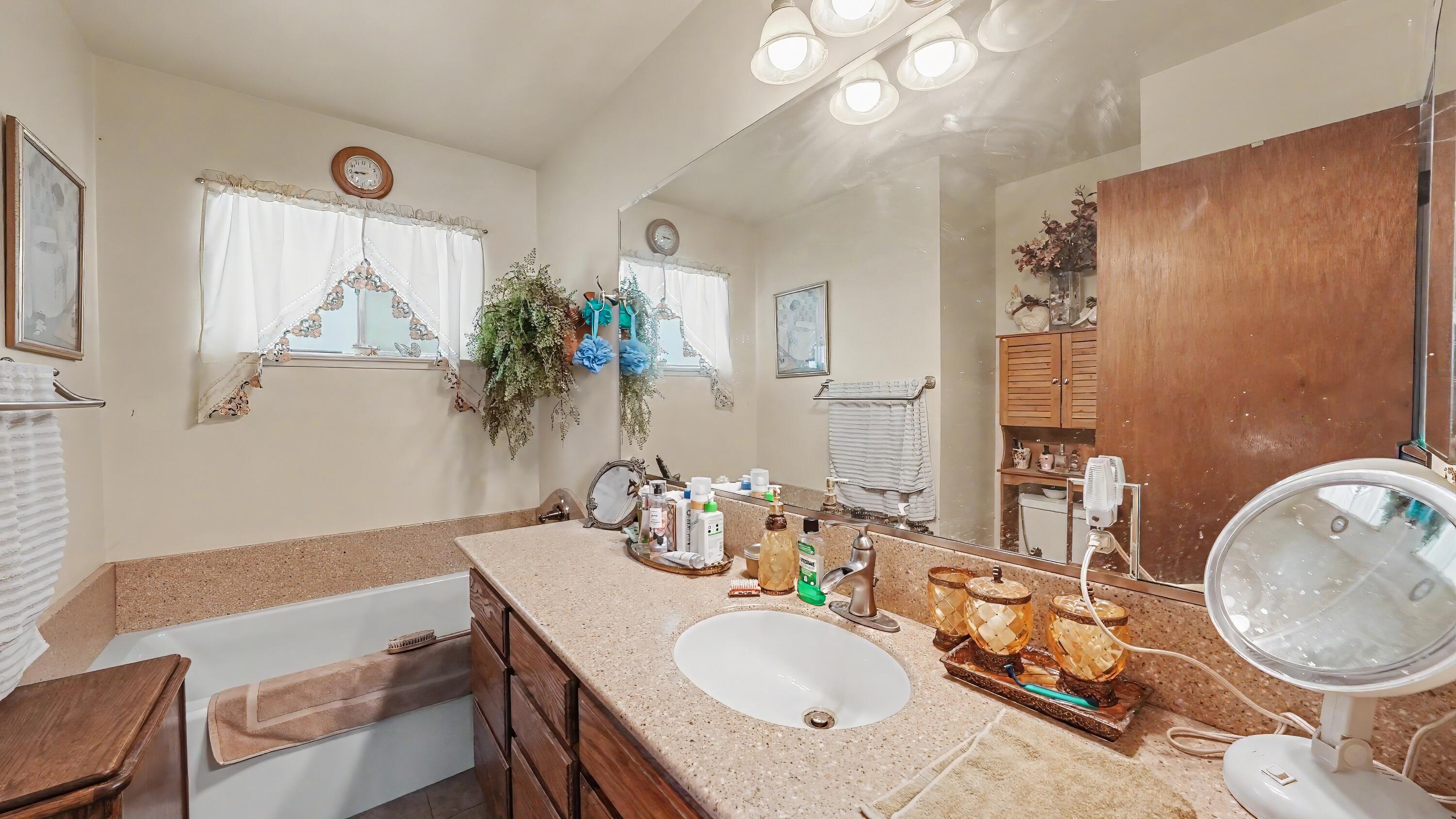 790 Laurence Ln, Hanford, CA 93230
