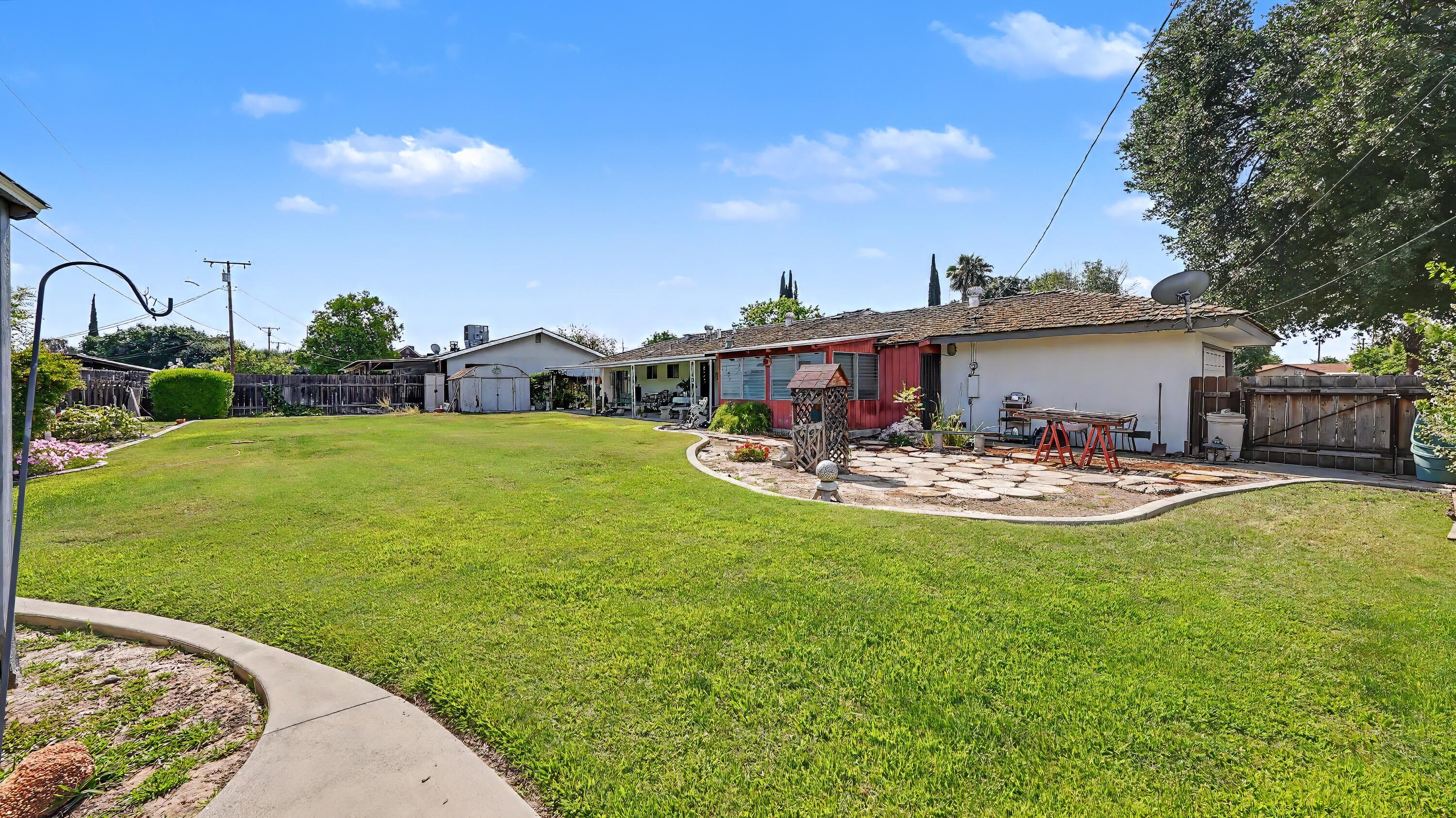 790 Laurence Ln, Hanford, CA 93230