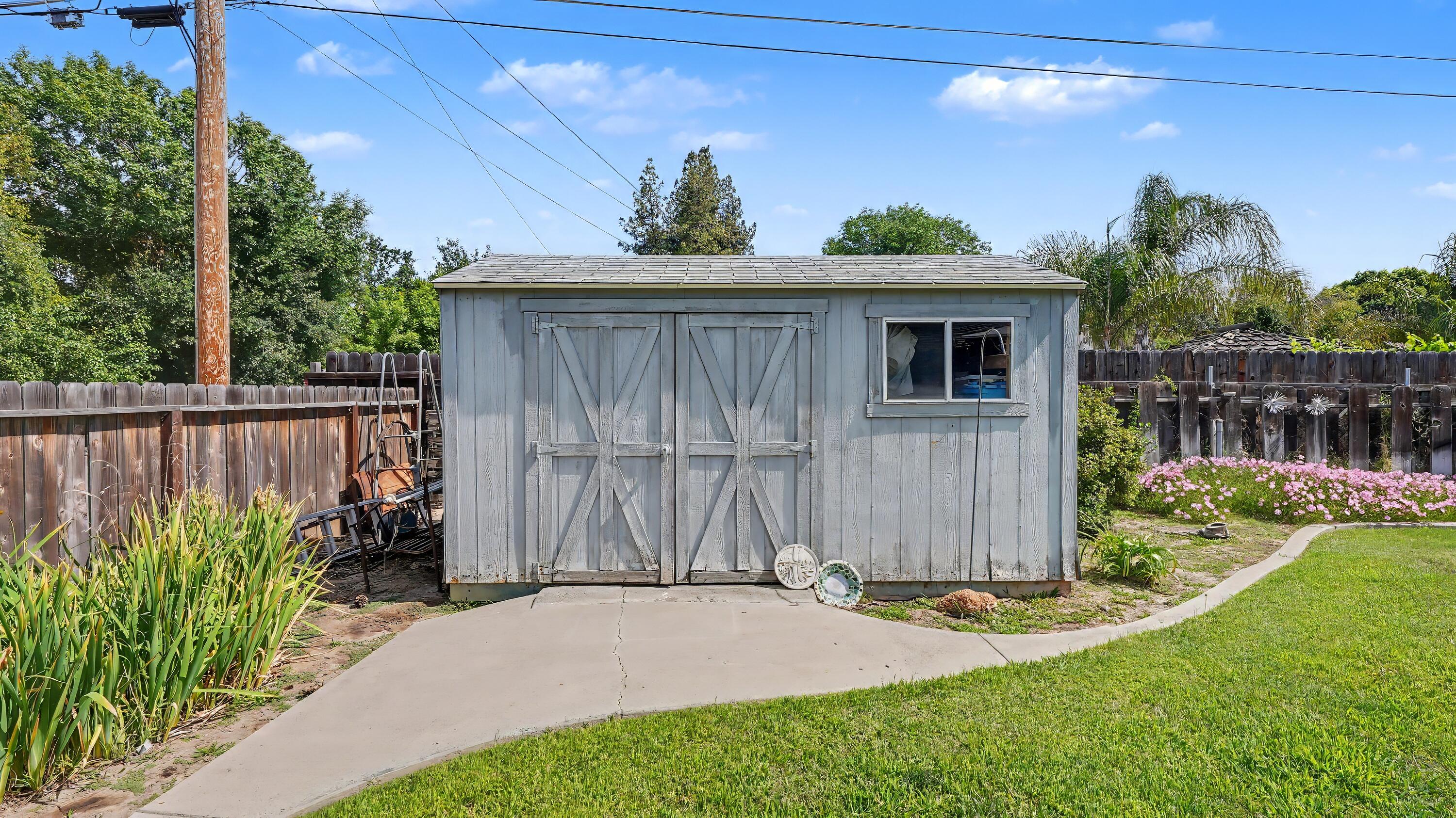 790 Laurence Ln, Hanford, CA 93230