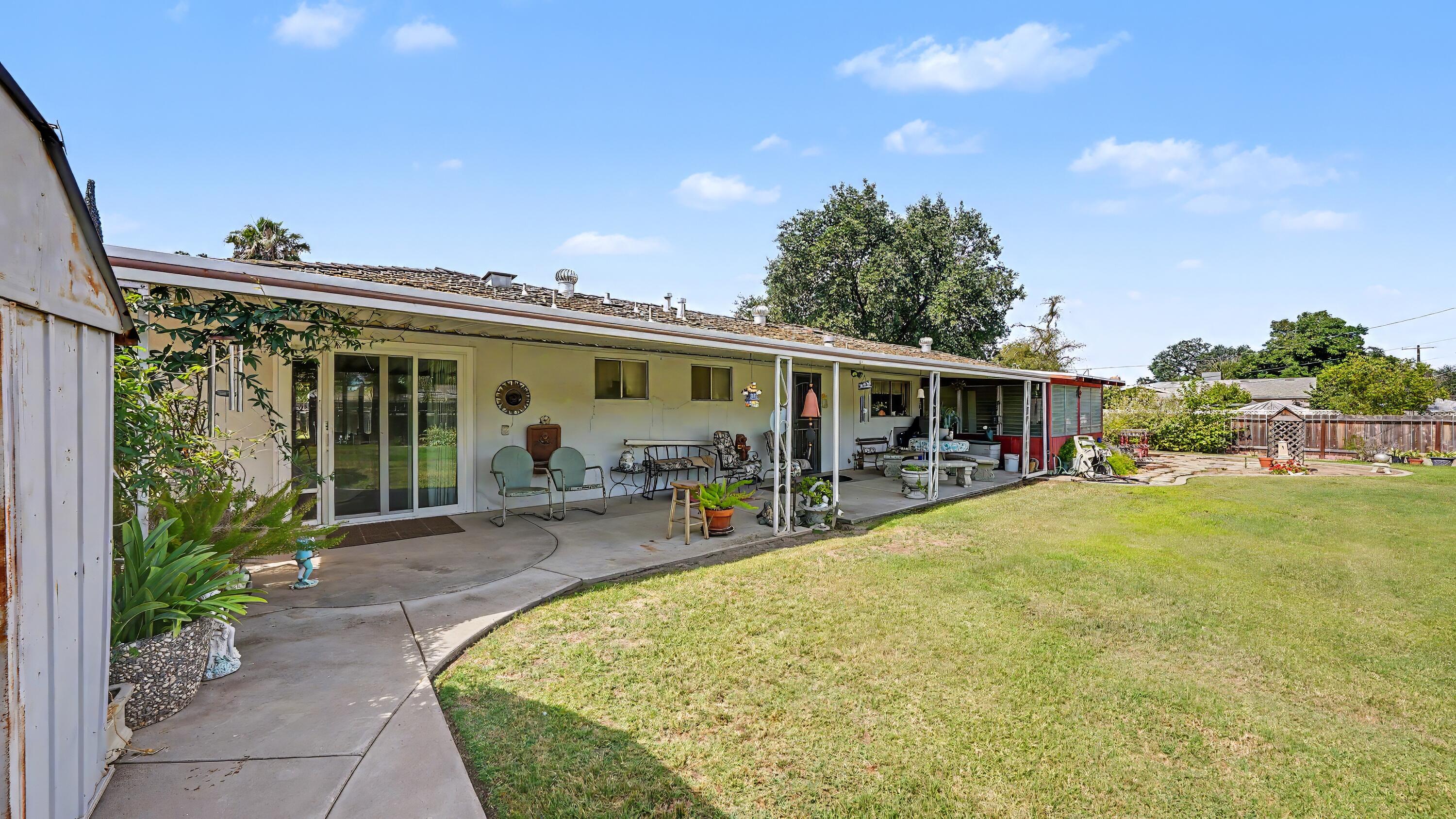 790 Laurence Ln, Hanford, CA 93230