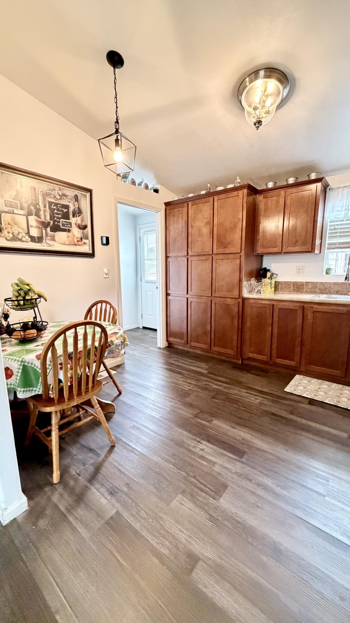 2400 W Midvalley Ave, Visalia, CA 93277