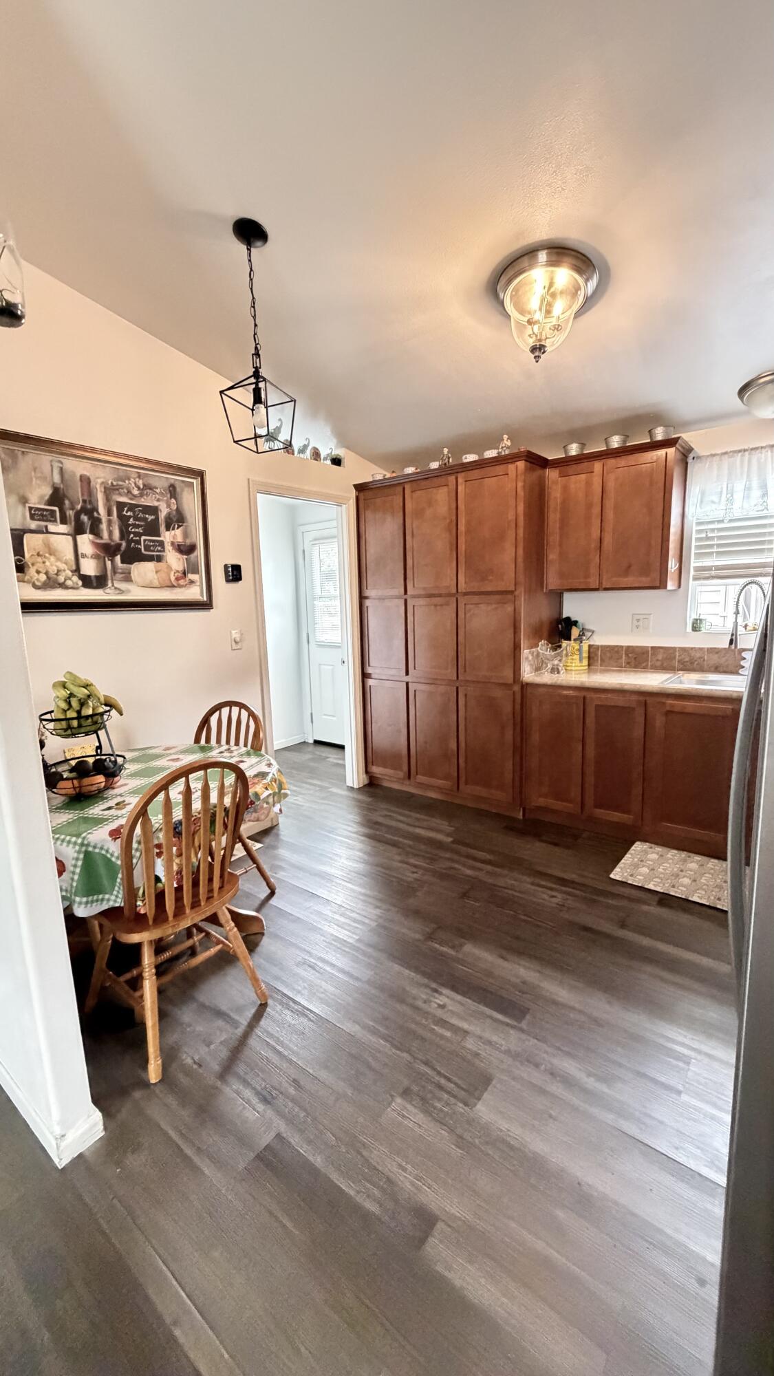 2400 W Midvalley Ave, Visalia, CA 93277