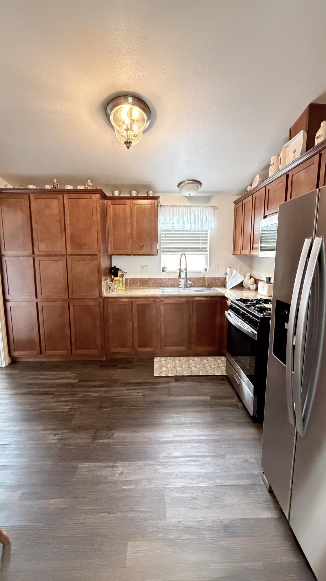 2400 W Midvalley Ave, Visalia, CA 93277