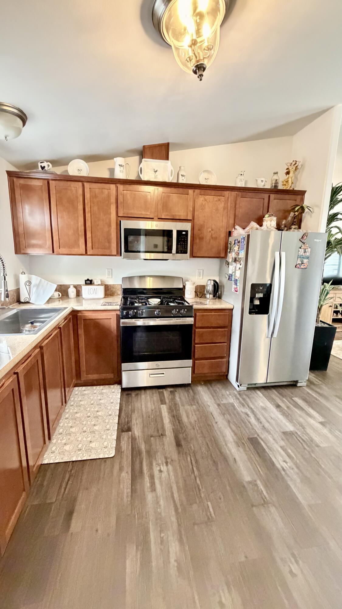 2400 W Midvalley Ave, Visalia, CA 93277