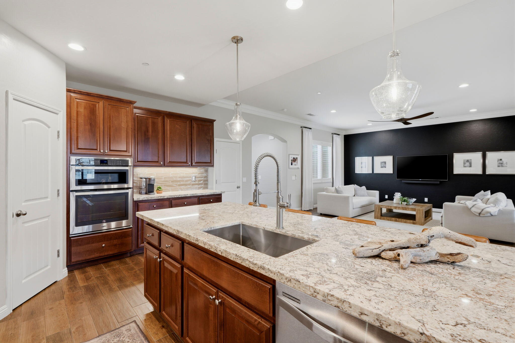 6641 W Oriole Ave, Visalia, CA 93291