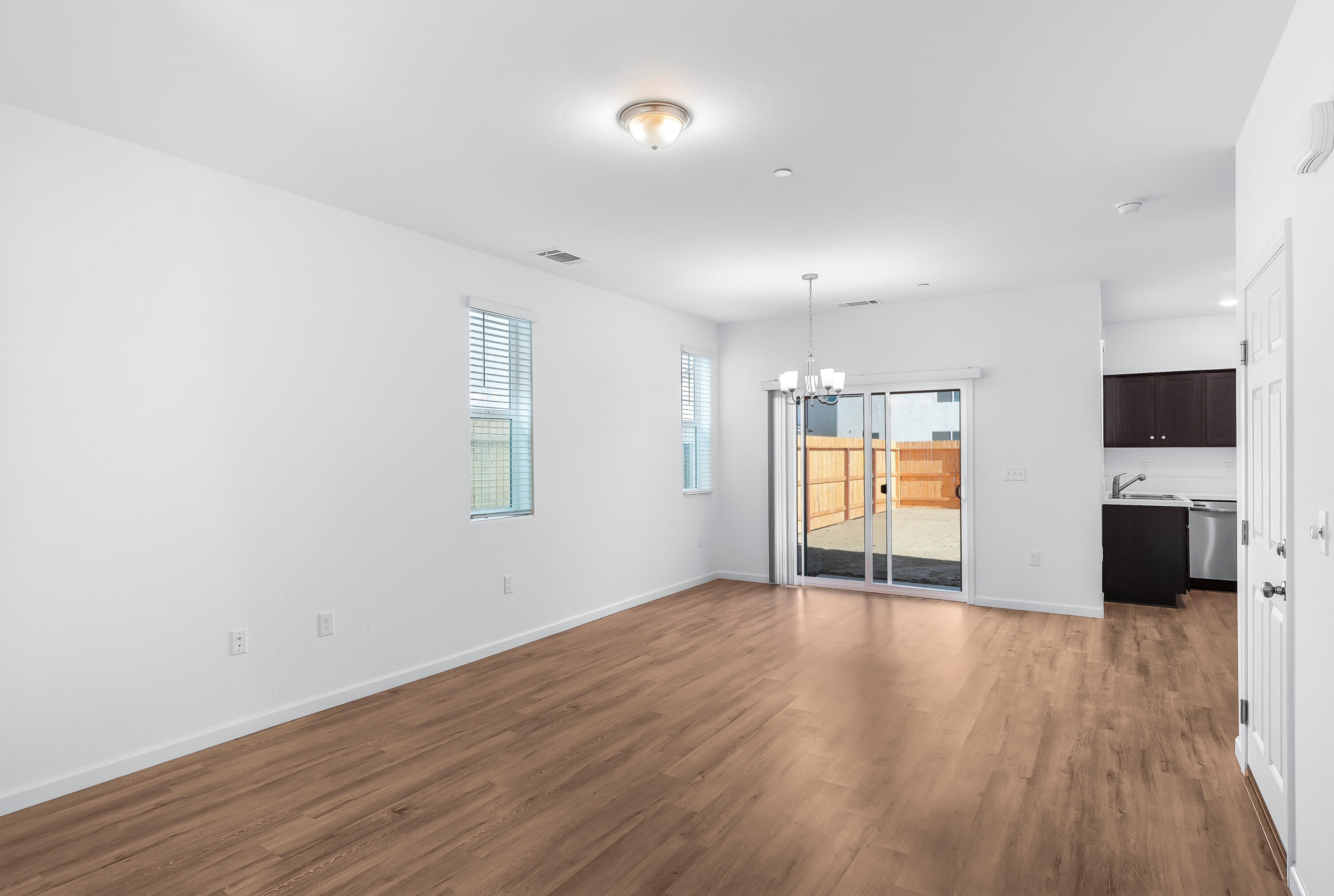 1012 Buena Vista Ln, Hanford, CA 93230