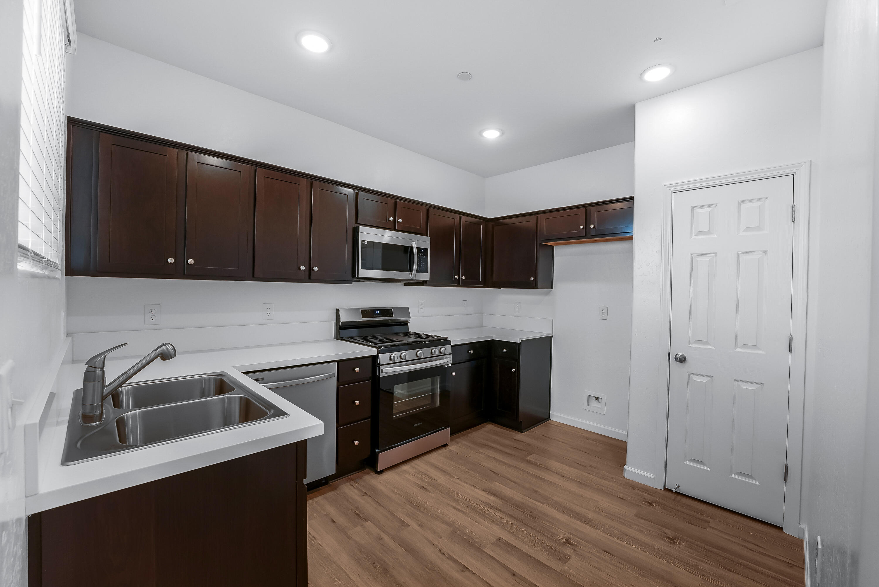 1012 Buena Vista Ln, Hanford, CA 93230