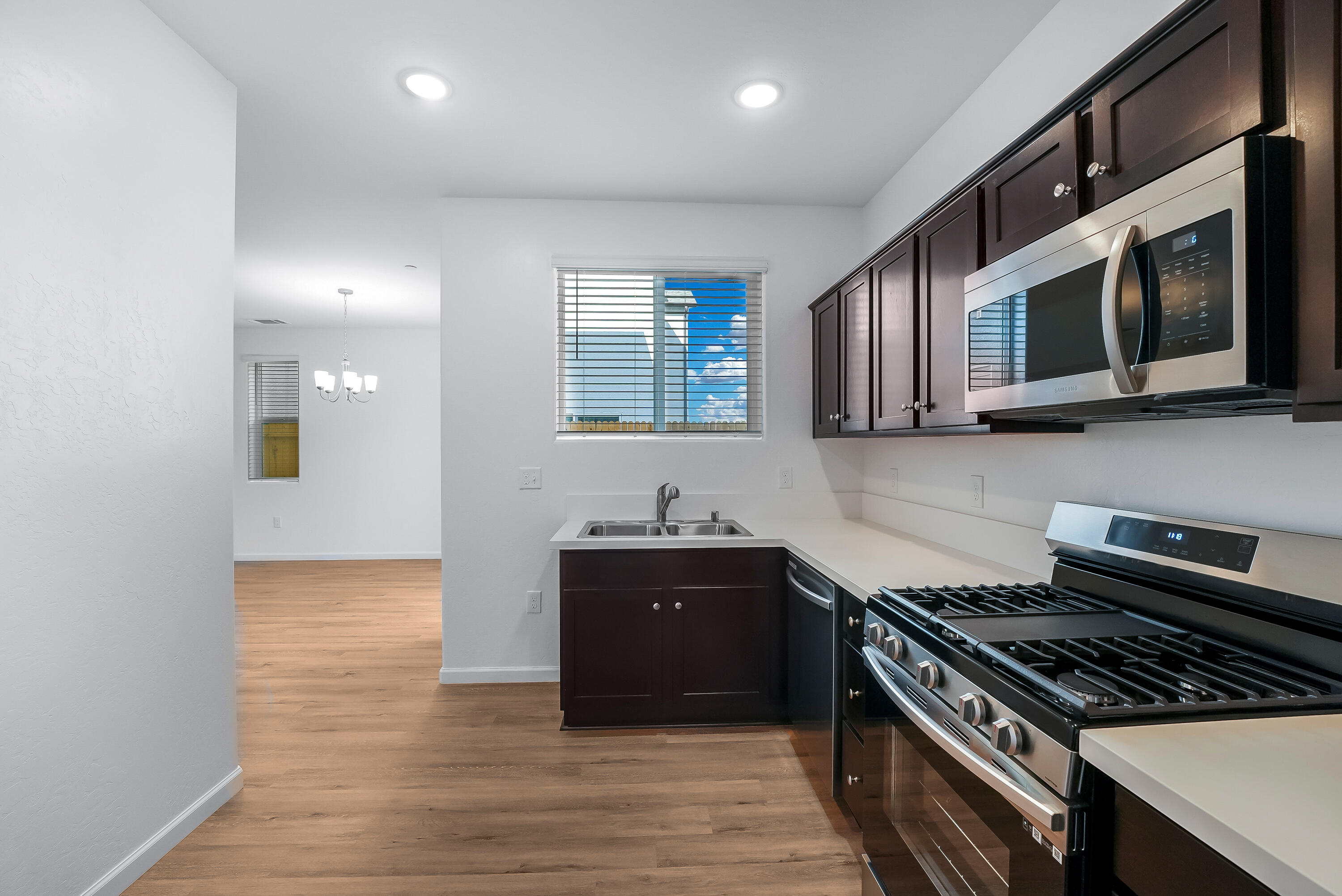 1012 Buena Vista Ln, Hanford, CA 93230