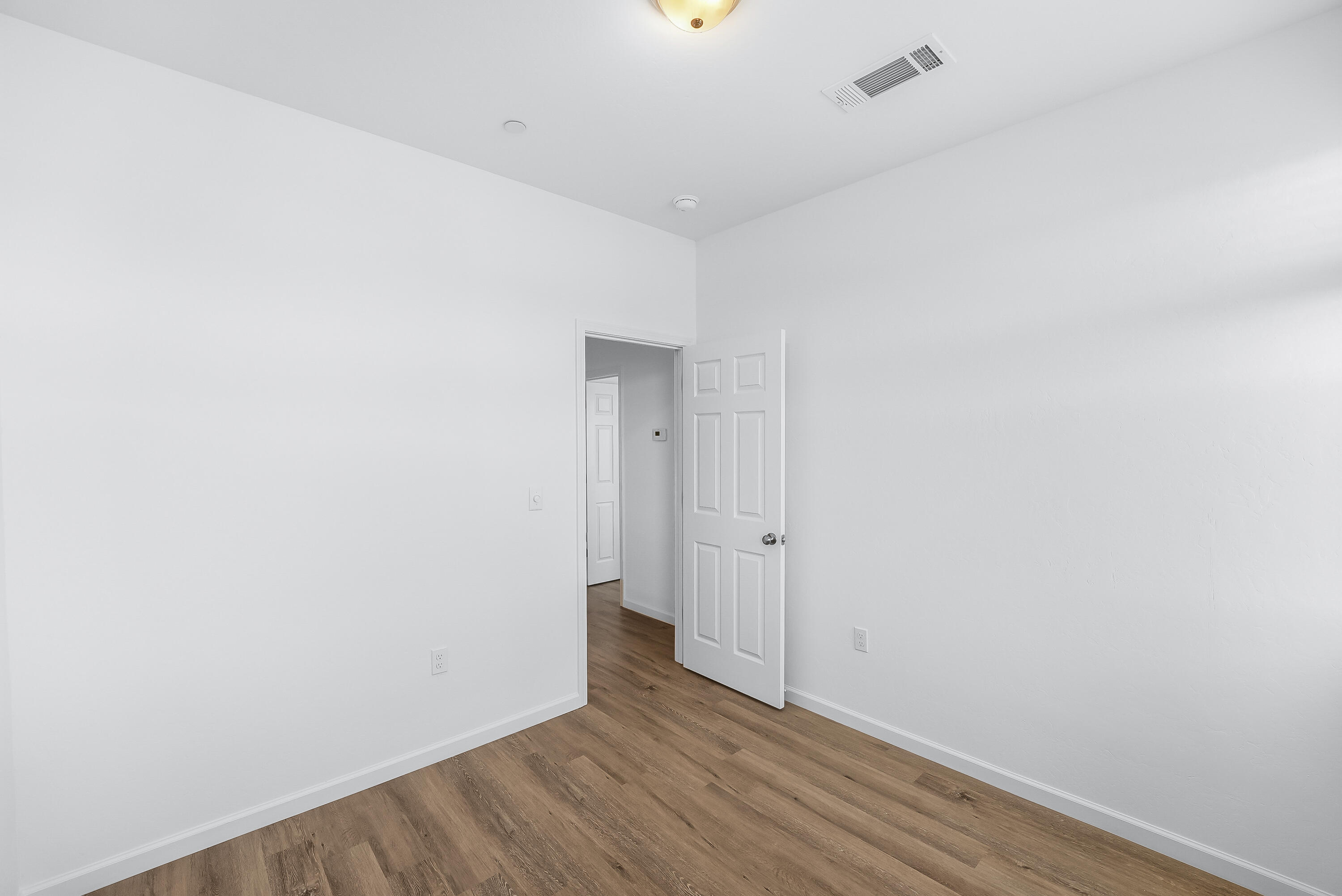 1012 Buena Vista Ln, Hanford, CA 93230