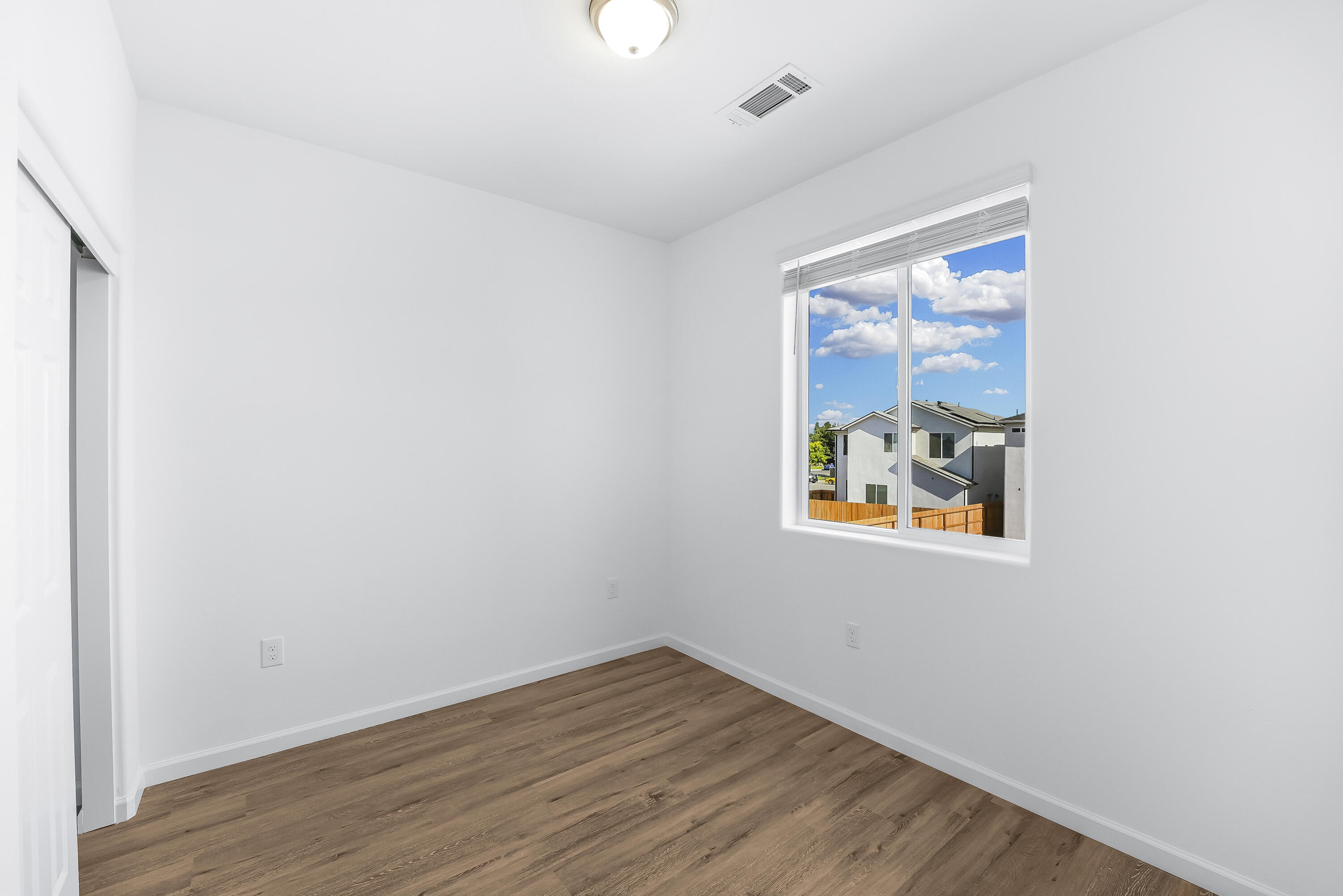 1012 Buena Vista Ln, Hanford, CA 93230
