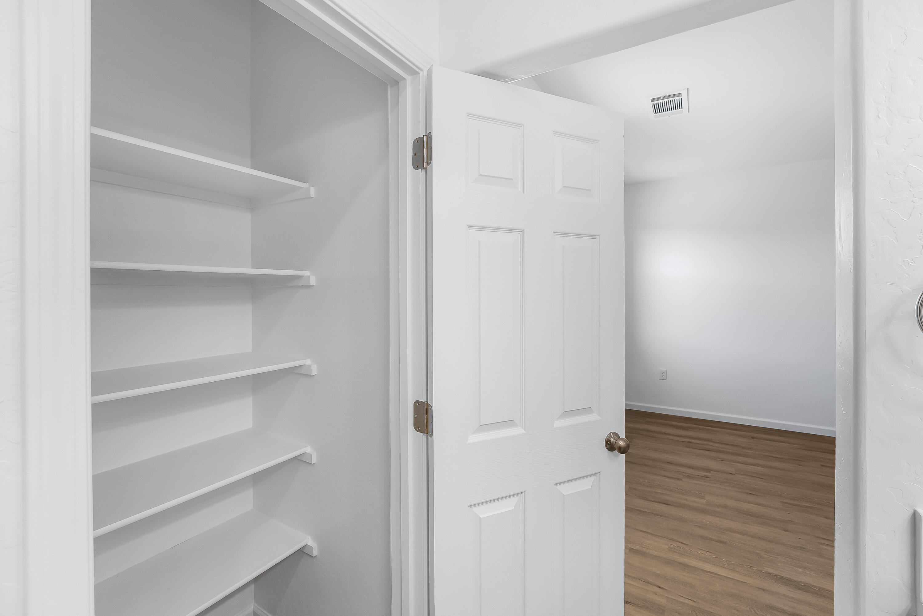 1012 Buena Vista Ln, Hanford, CA 93230