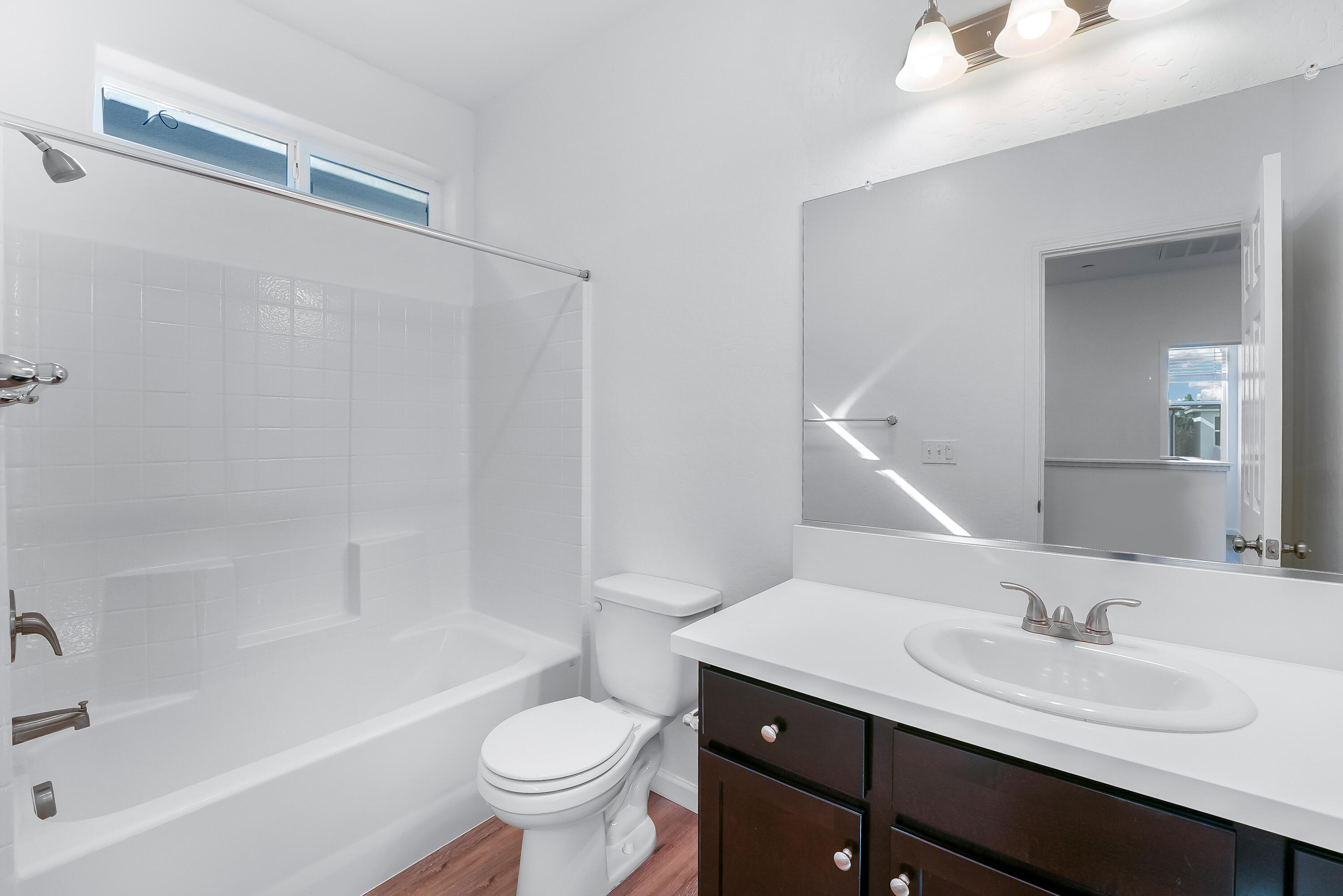1012 Buena Vista Ln, Hanford, CA 93230