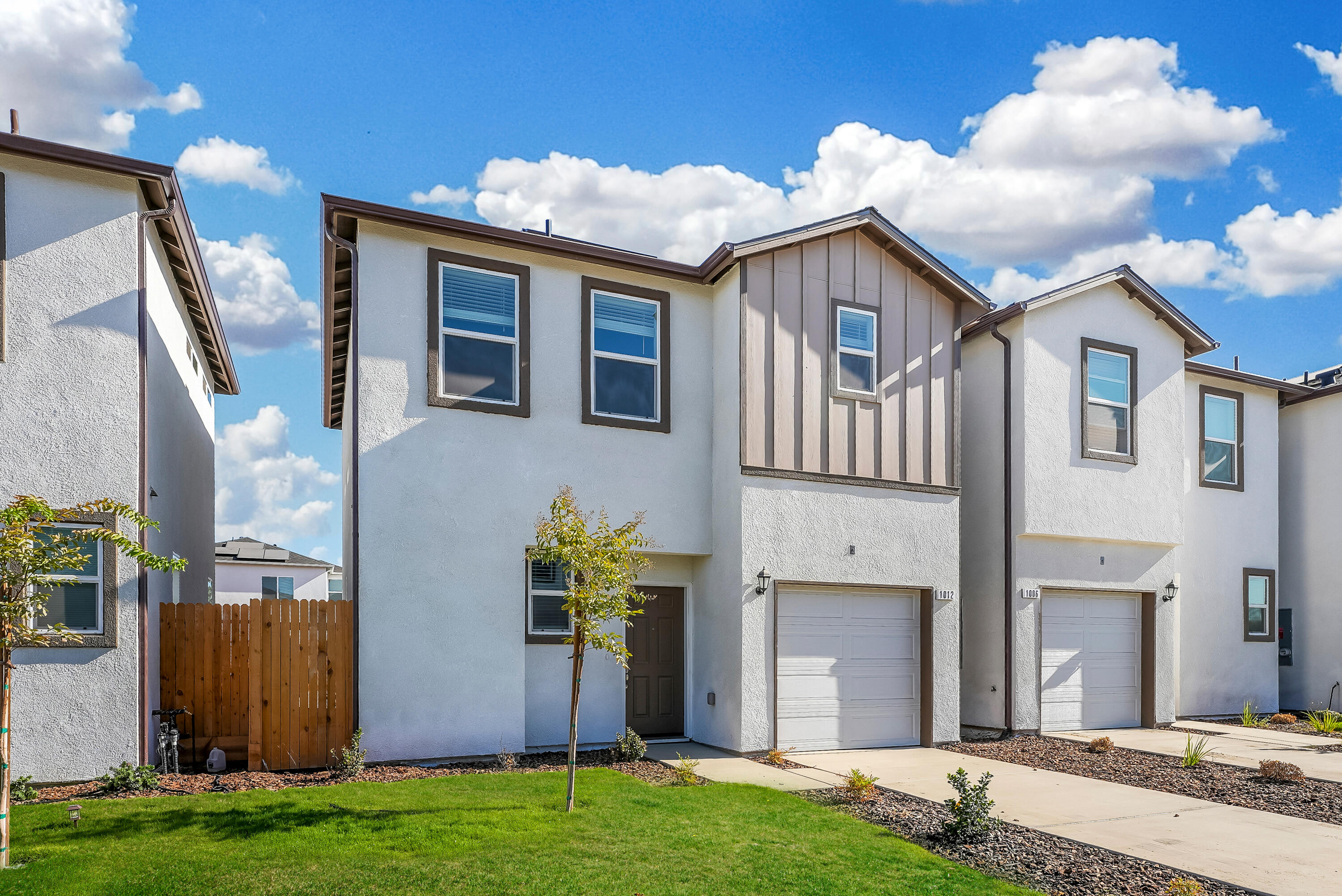 1012 Buena Vista Ln, Hanford, CA 93230